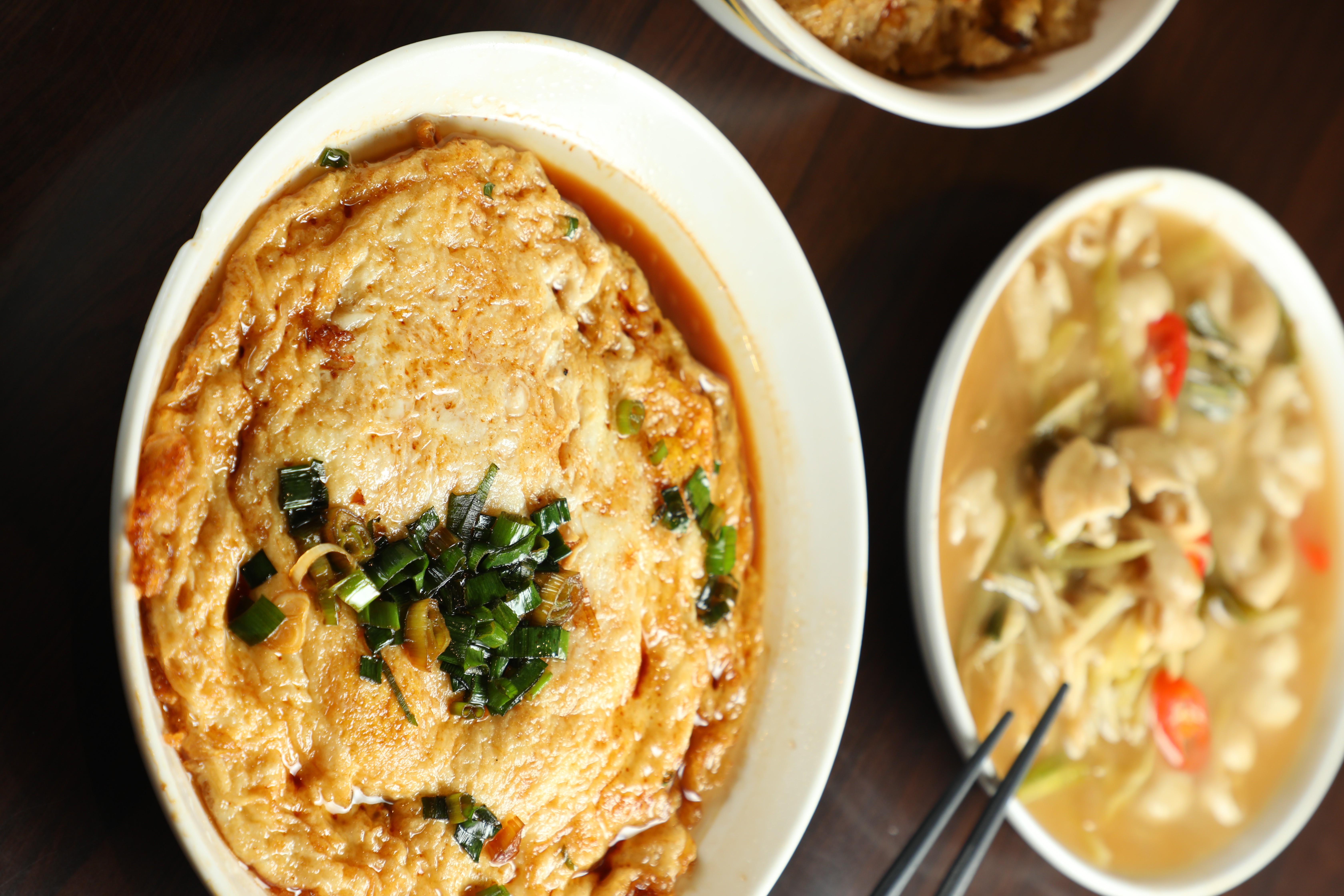 大烹小饌老饕必點醬油蛋「招牌婆婆蛋」，重點在於蛋不能破，裡面蛋黃呈半生狀態，滑嫩香濃；酸爽的「薑絲大腸」超開胃。（皆 200元／份）