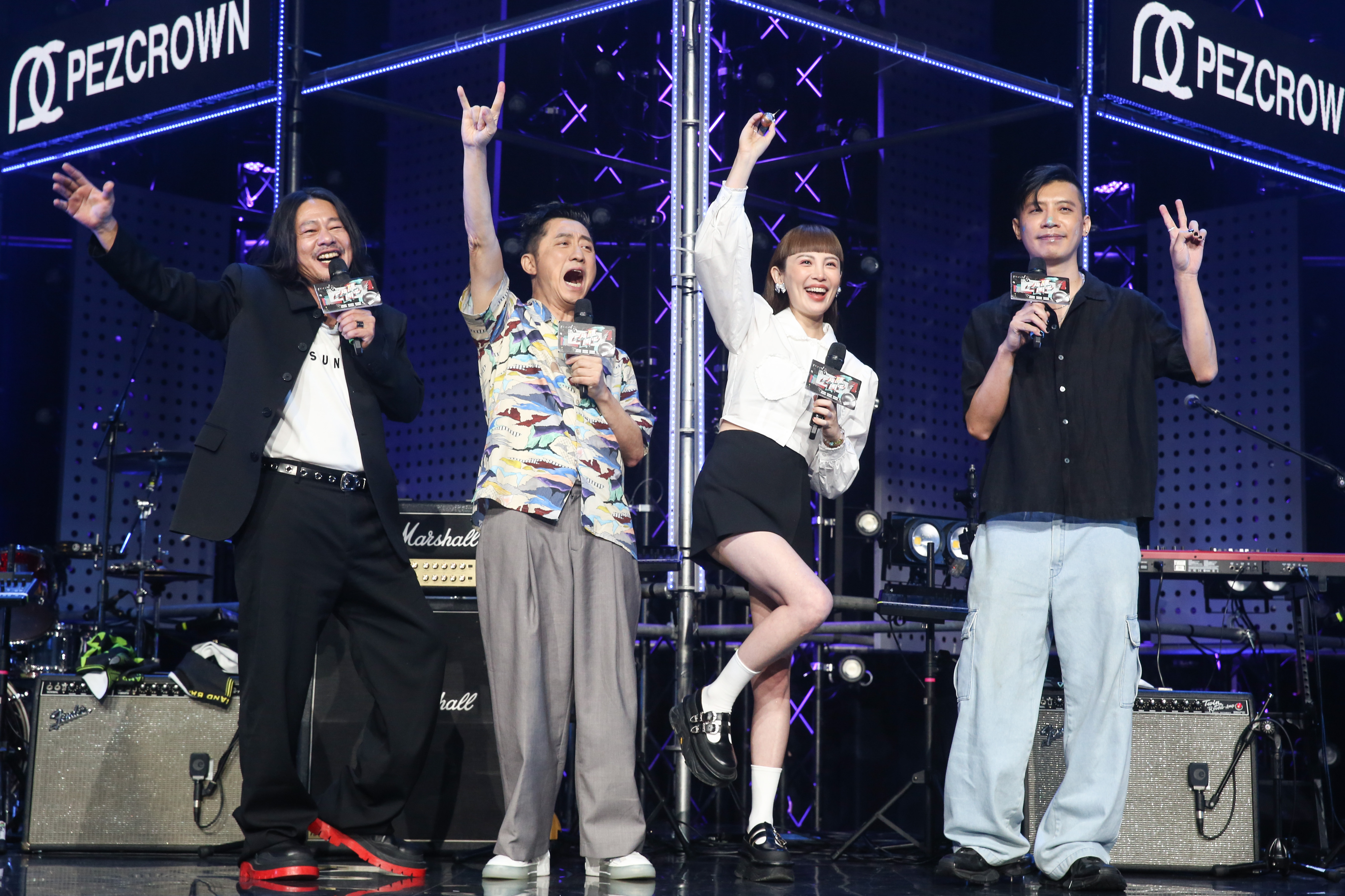 庾澄慶、魏如萱、乱彈阿翔、陳君豪一同主持東森《一起聽團吧》。