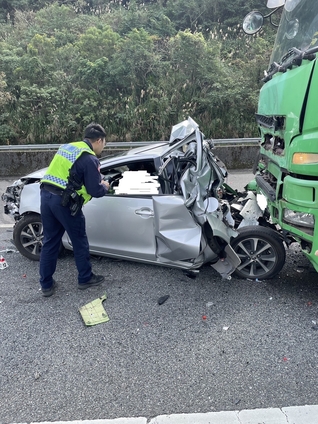遭撞的25歲男駕駛受困車中,警消將他救出時已無生命跡象。(翻攝畫面)