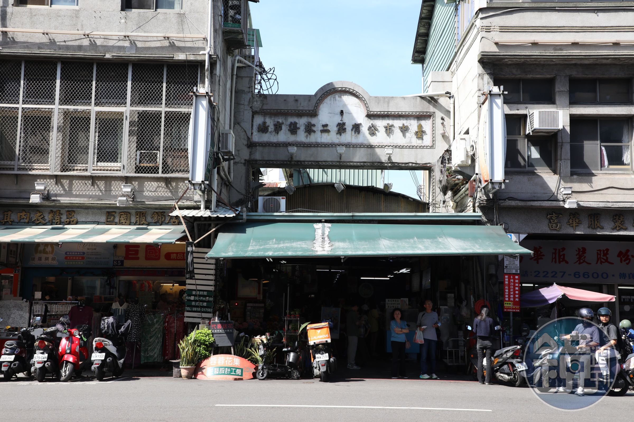 從三民路上的入口走進去，就是人氣鼎盛的幾家小吃店。