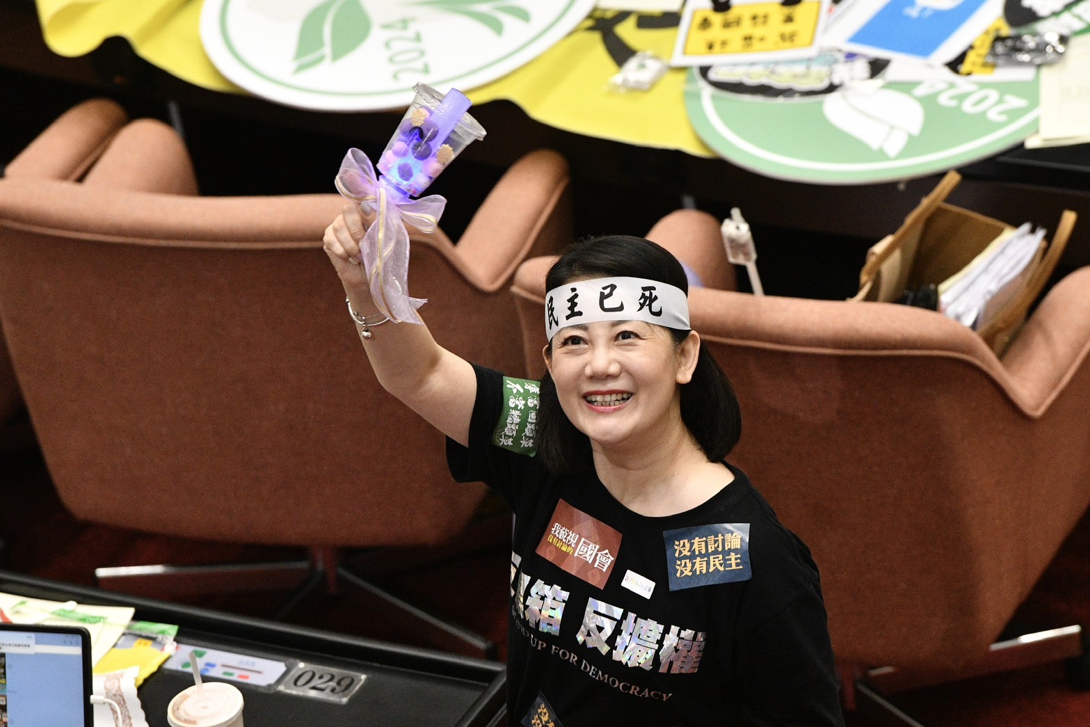 立法院長韓國瑜發話立委們祝吳思瑤生日快樂。