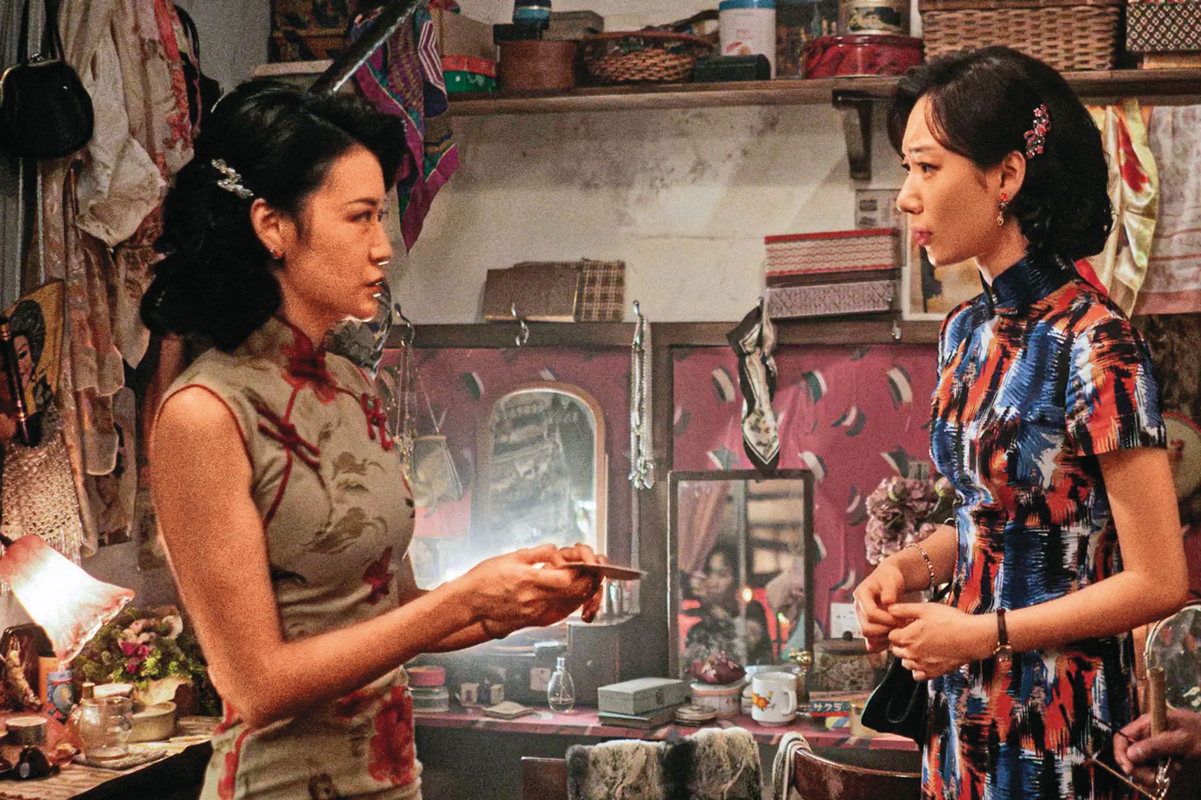 背景設定為60年代的《搜查瑠公圳》裡，吳卓源（右）和眼肉芽（左）穿旗袍對戲。