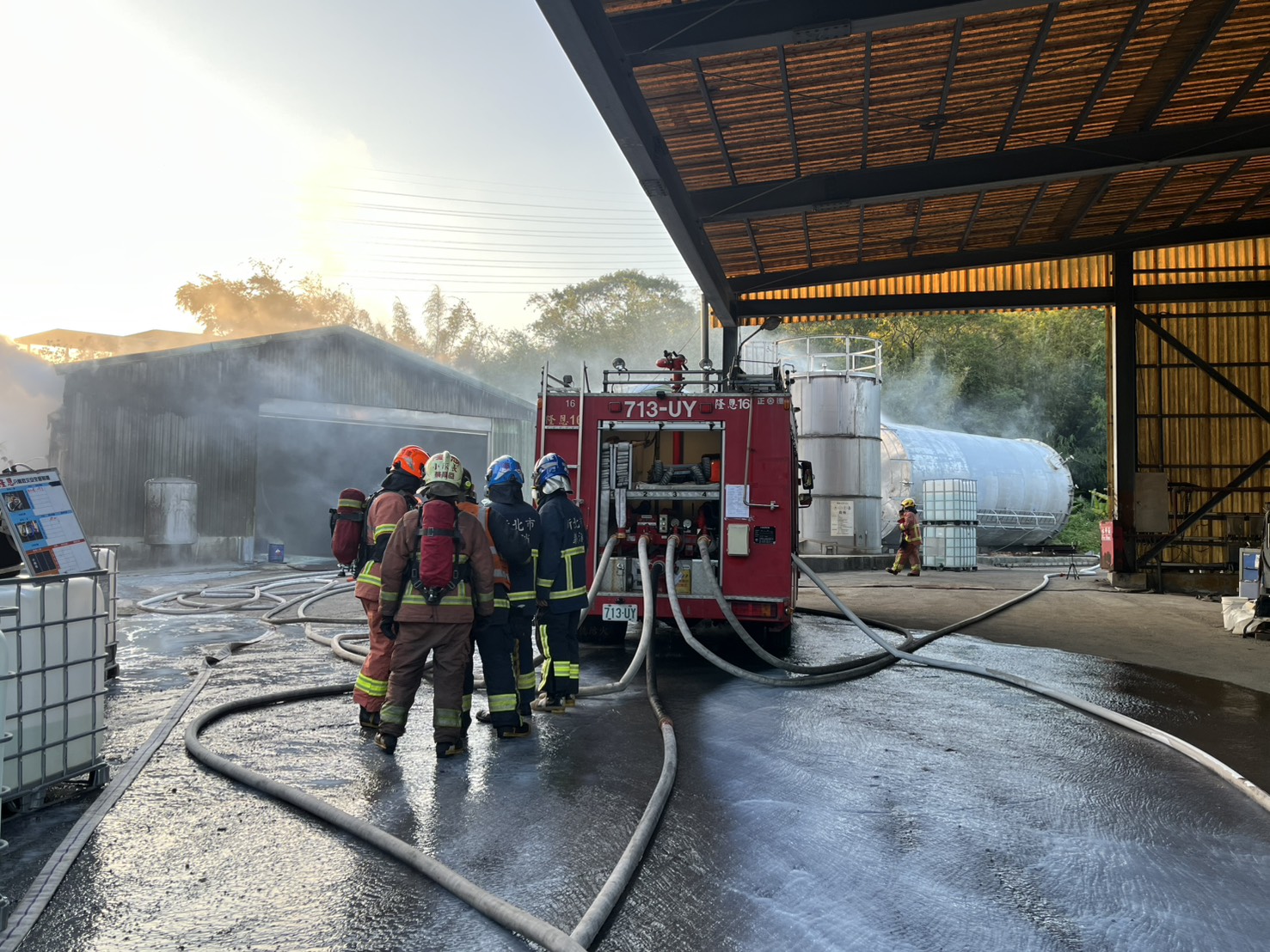 新北三峽化學工廠大火濃煙直竄。（翻攝畫面）