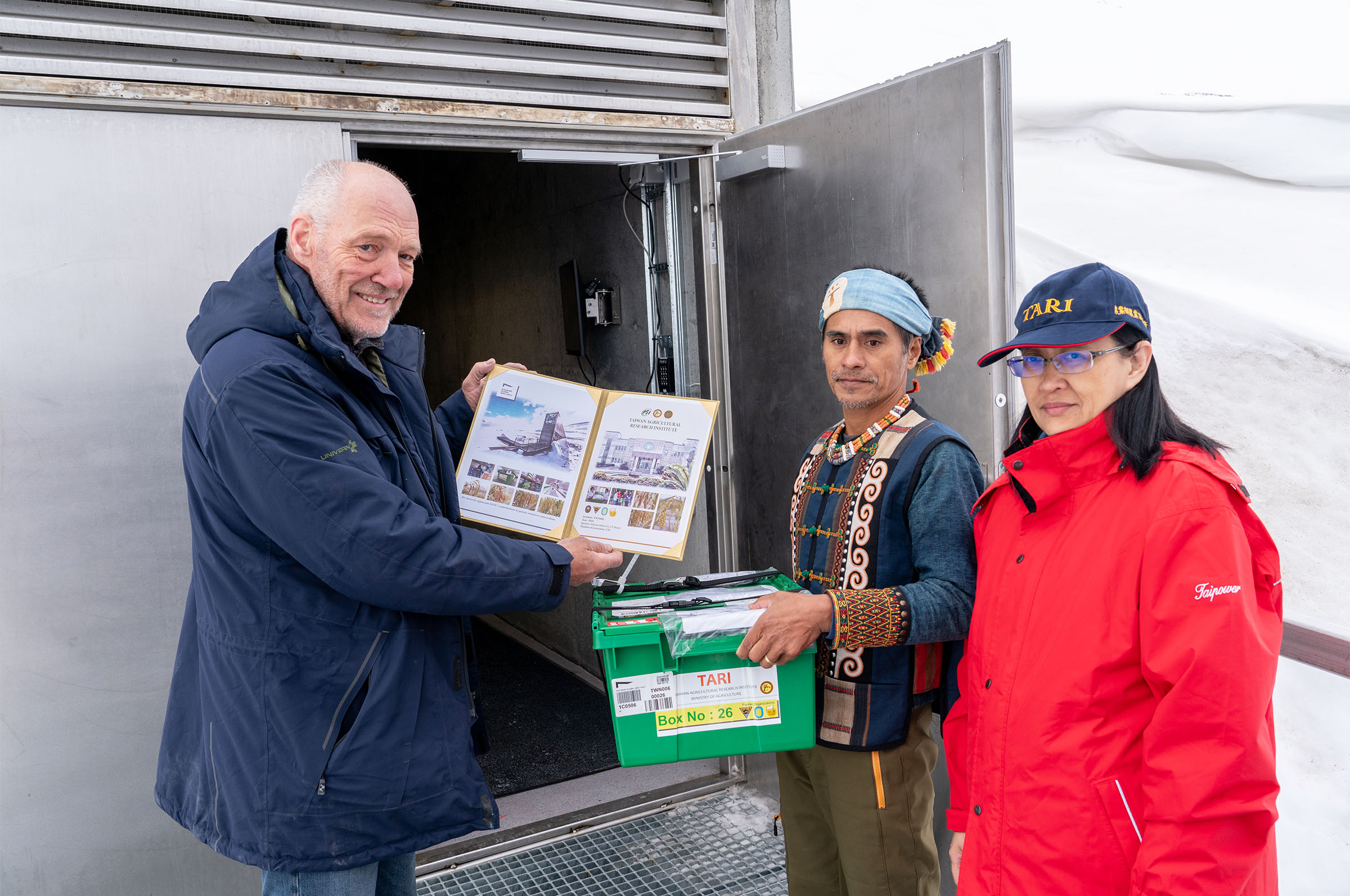 農業部國家作物種原中心和臺灣排灣族原住民代表將臺灣小米裝箱，送進斯瓦爾巴世界種子庫永久保存。（中央大學提供）