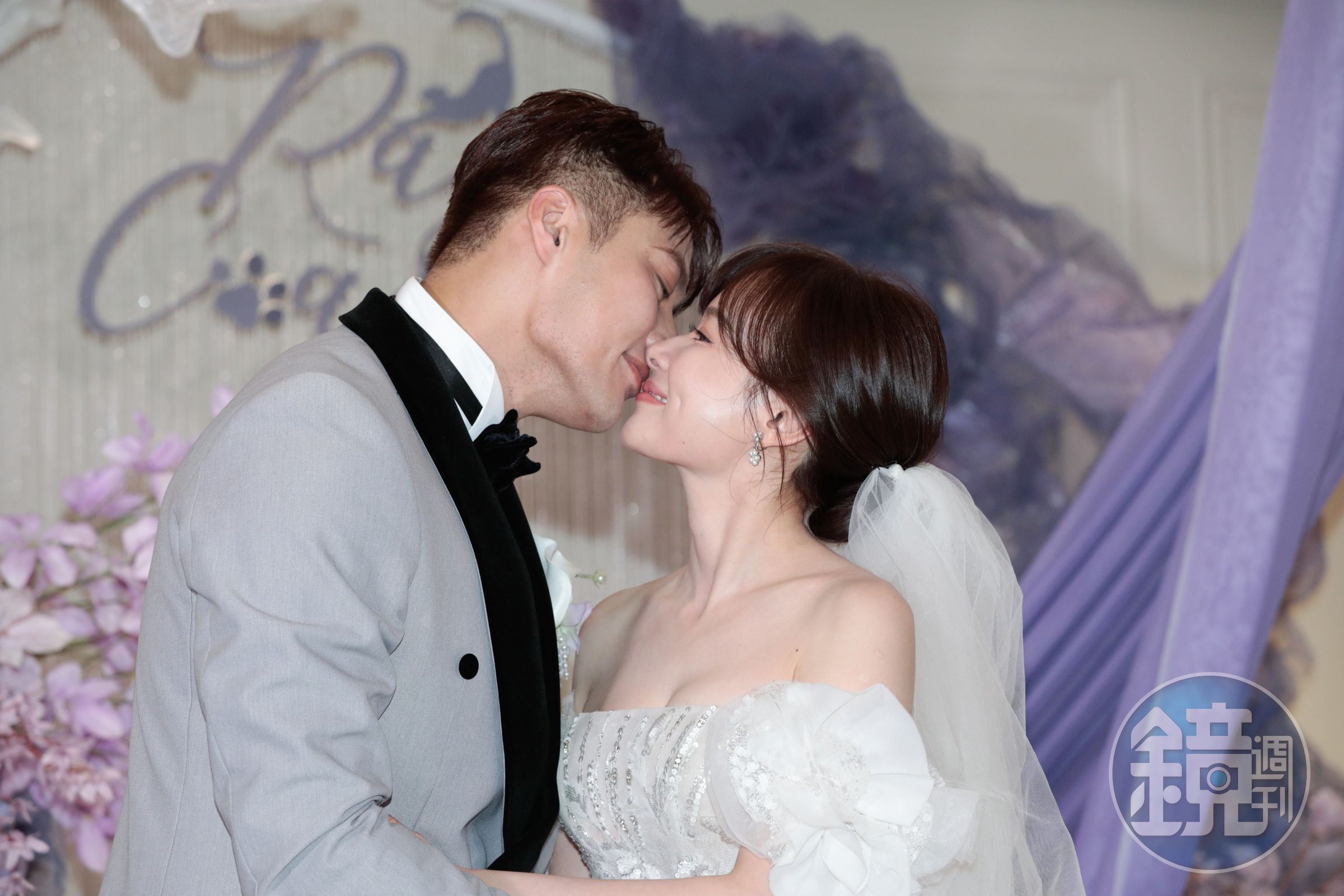 張睿家甜蜜親吻愛妻黃安若。