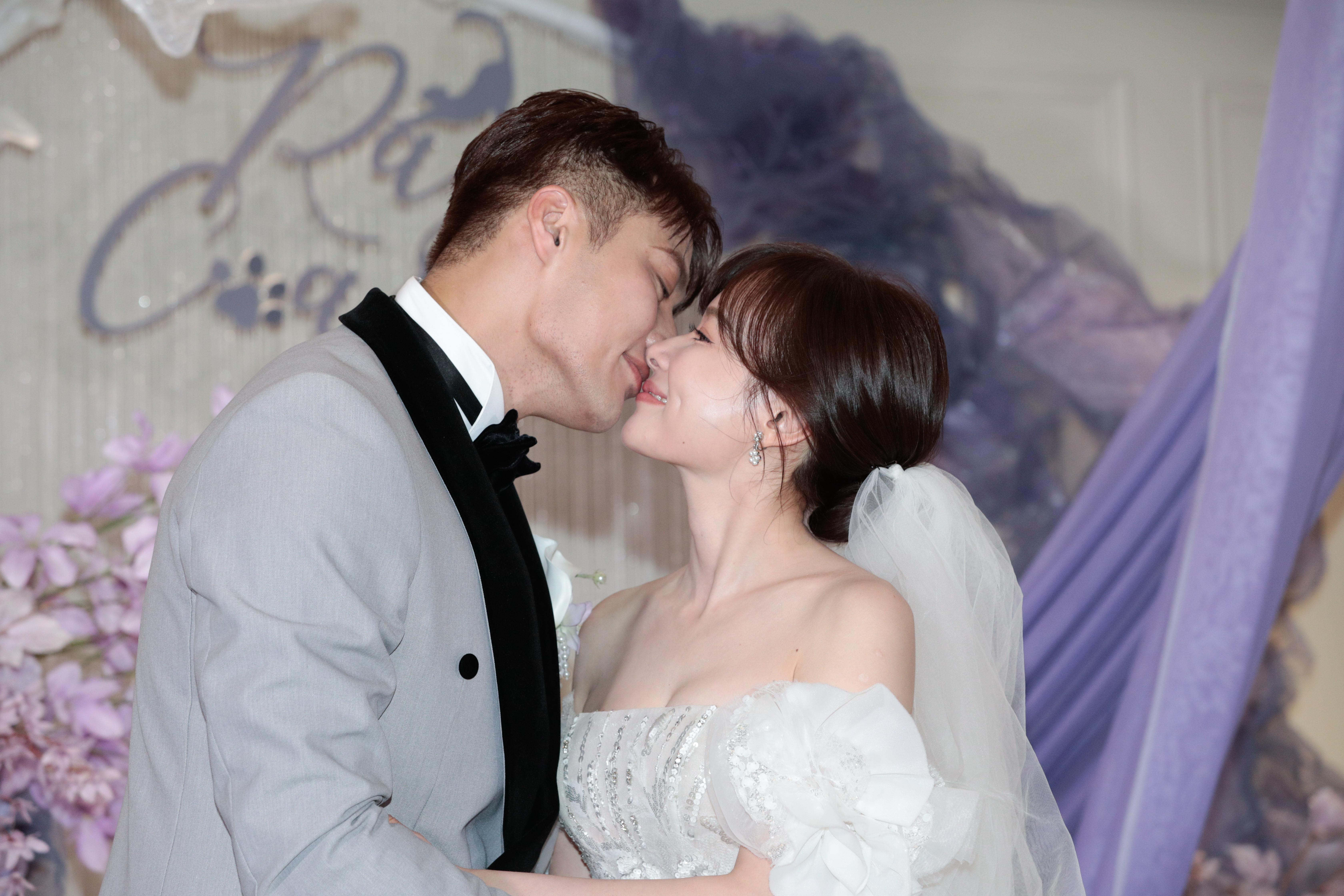 張睿家甜蜜親吻愛妻黃安若。