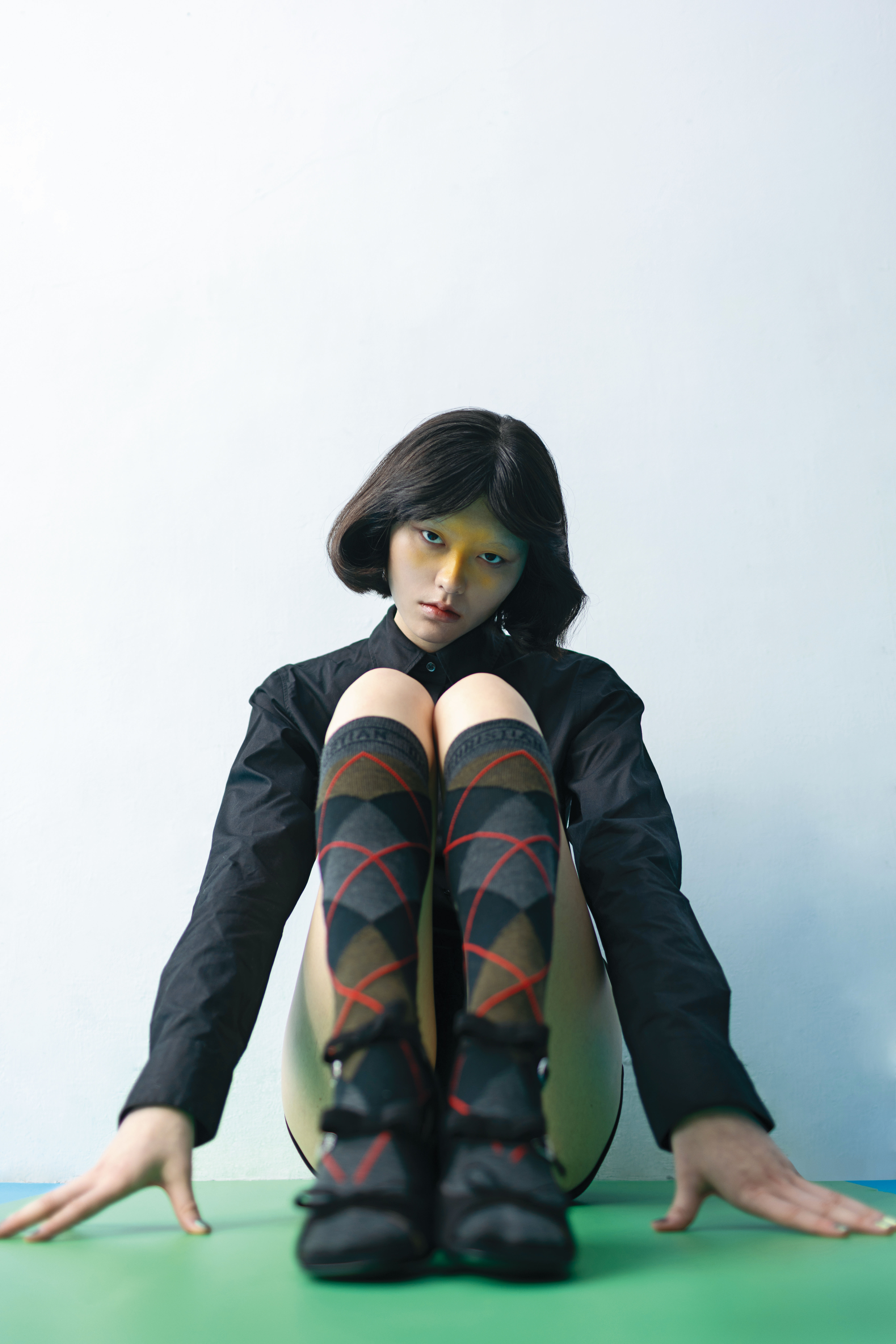 黑色襯衫 NT$8,580 by agnès b.、格紋長統襪 價格店洽by Dior 2025春季系列高跟鞋 NT$24,900 by LONGCHAMP。