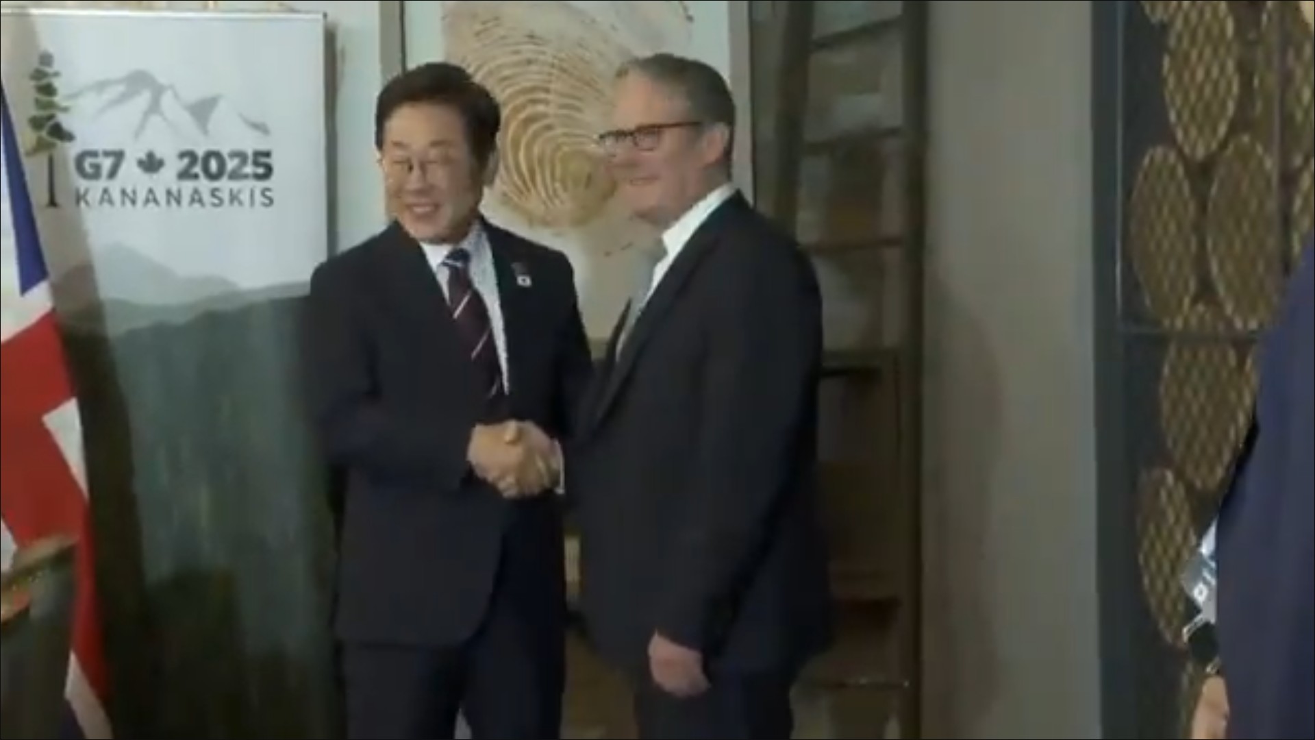 真的李在明走來，施凱爾與他握手合影。（翻攝X）