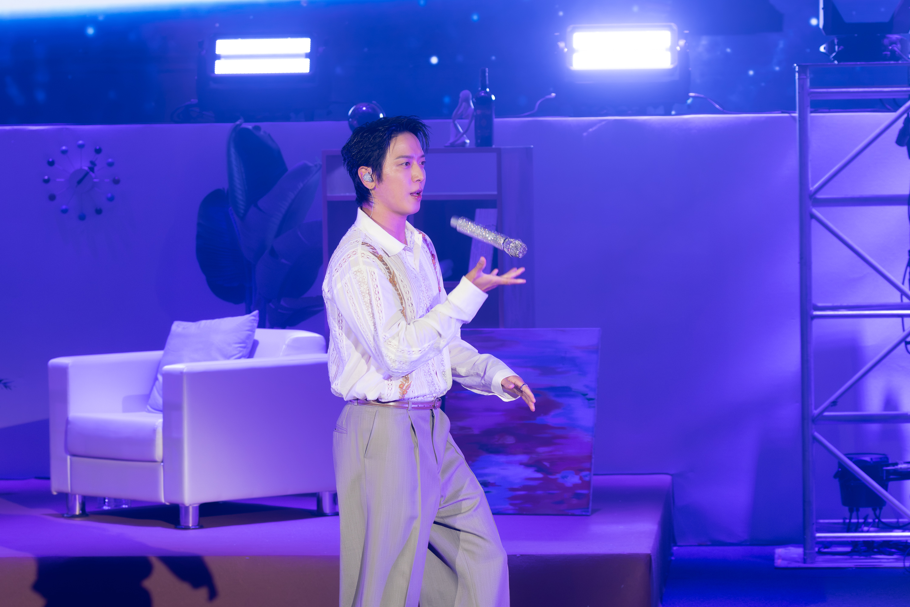 鄭容和台北跳〈BAD〉抱吉它哀嚎「這裡比較舒服」 甜喊「想跟你度過每一天」再陪男粉合唱自拍