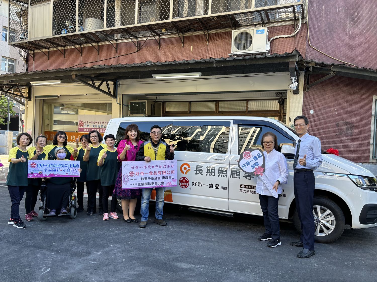 好帝一食品有限公司董事長劉貞秀（右二）、副理顏泰衡（右一），一粒麥子基金會副執行長張竣傑代表受贈。（一粒麥子基金會提供）