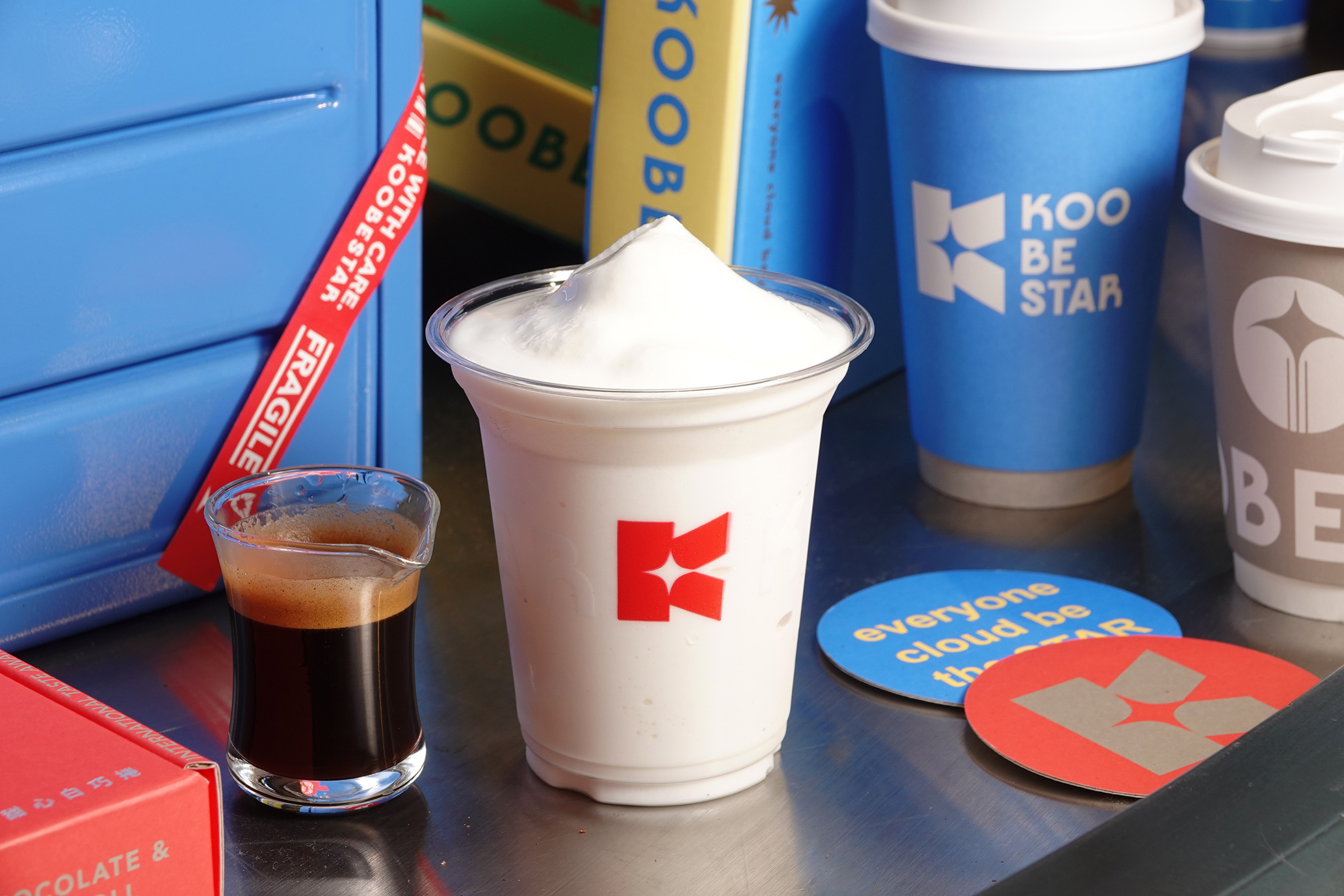 『KOOBESTAR台北忠孝敦化店』正式登陸台北東區街頭，新穎的設計吸引潮流人士Check in，圖為最受注目的招牌之一「醇厚奶霜拿鐵」以霜淇淋取代牛奶，口感醇厚，奶味甜香順口。