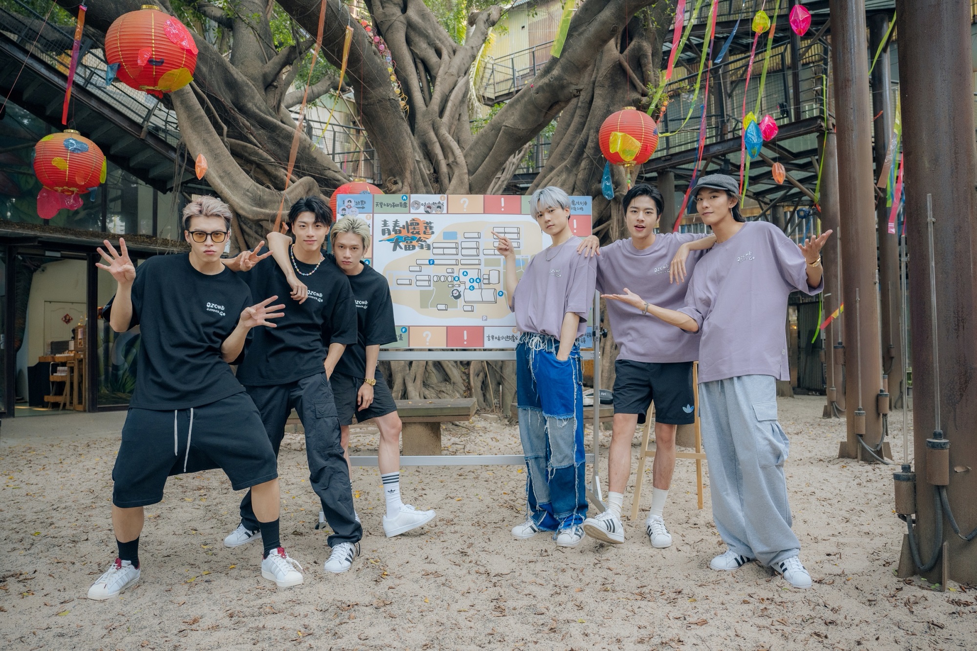 Ozone團員李哲言（左起）、黃文廷、周子翔、周祖安、林佳辰與林煥鈞，到台南十鼓文創園區體驗闖關遊戲。（寬想國際娛樂提供）