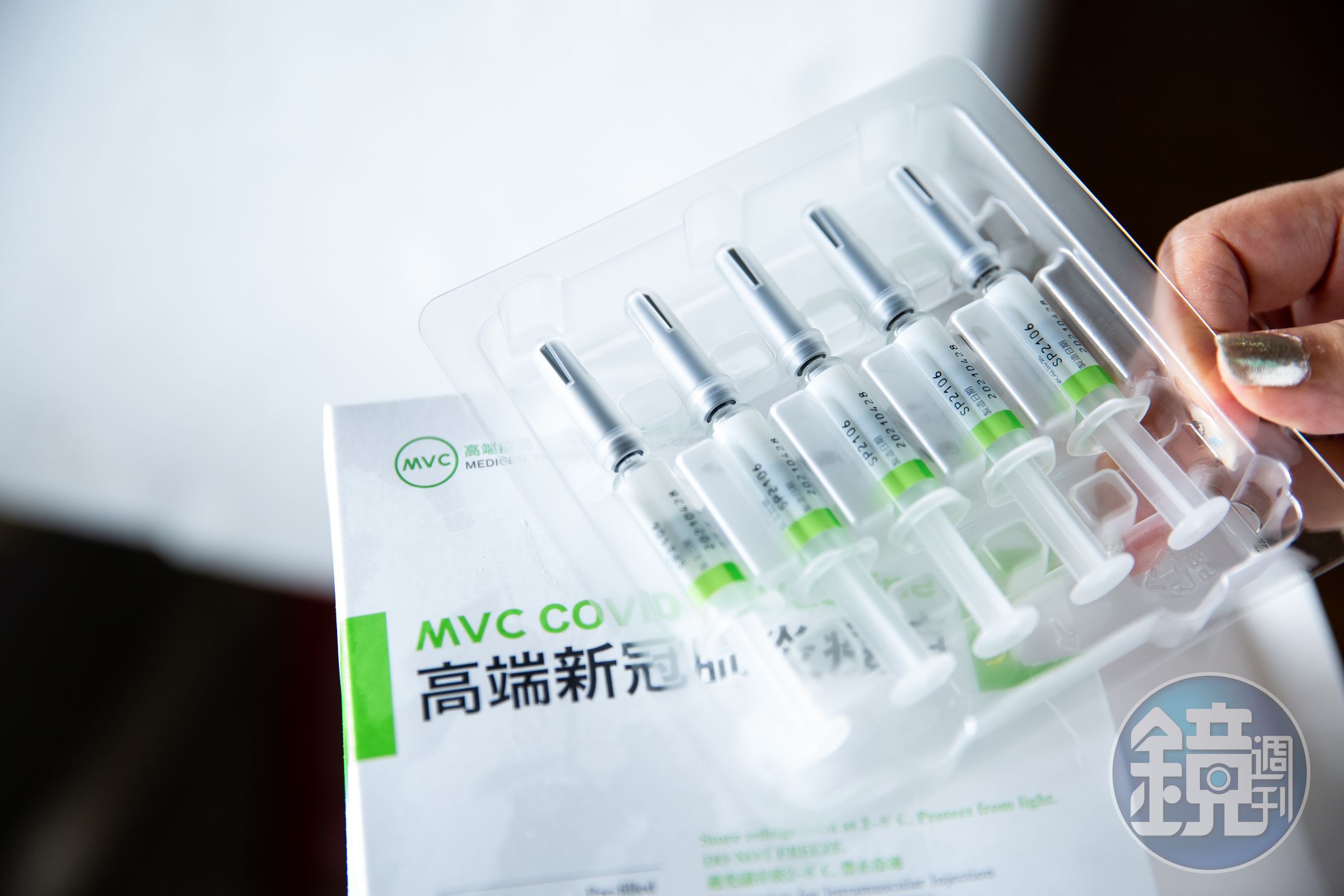 衛福部疾管署今獲高端同意,提前公開疫苗採購契約與保密合約內容。