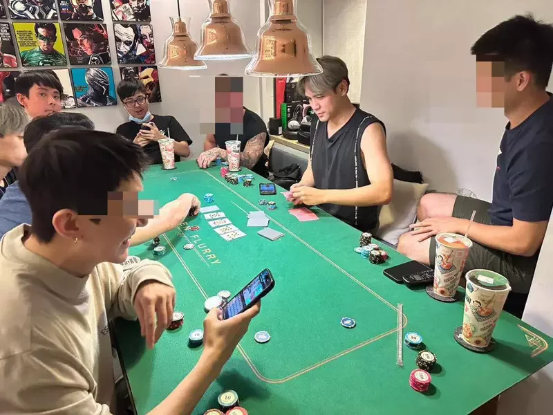 「戰堂吳亦凡」與友人打牌照片驚見名人，未打馬賽克左起為阿滴、丁特、陳零九。（翻攝畫面）