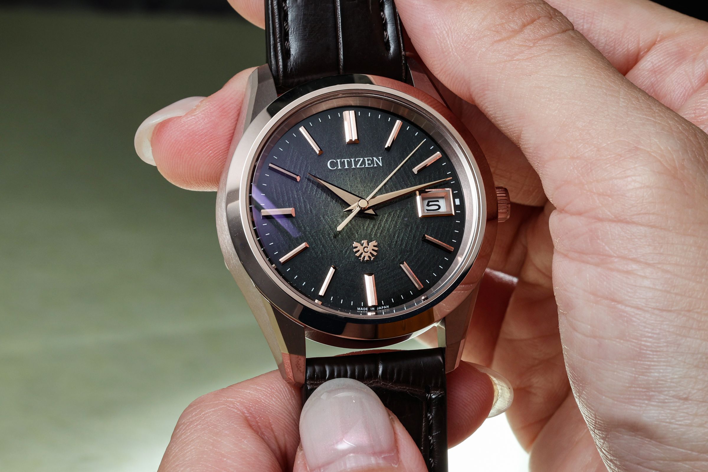 AQ4106-00W「羽根」，限量300只，台灣限定3只，定價NT$128,000。