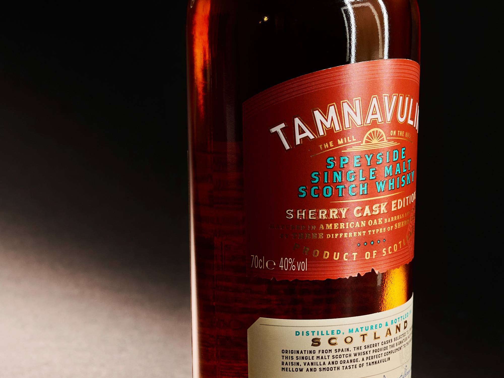 塔木嶺，這個蓋爾語中「山中的紡廠」，傳承古老的工藝，更擁抱著創新精神，在現代轉型為一位「橡木桶玩家」，以變化多端的風味，吸引年輕品飲者進入威士忌的世界。