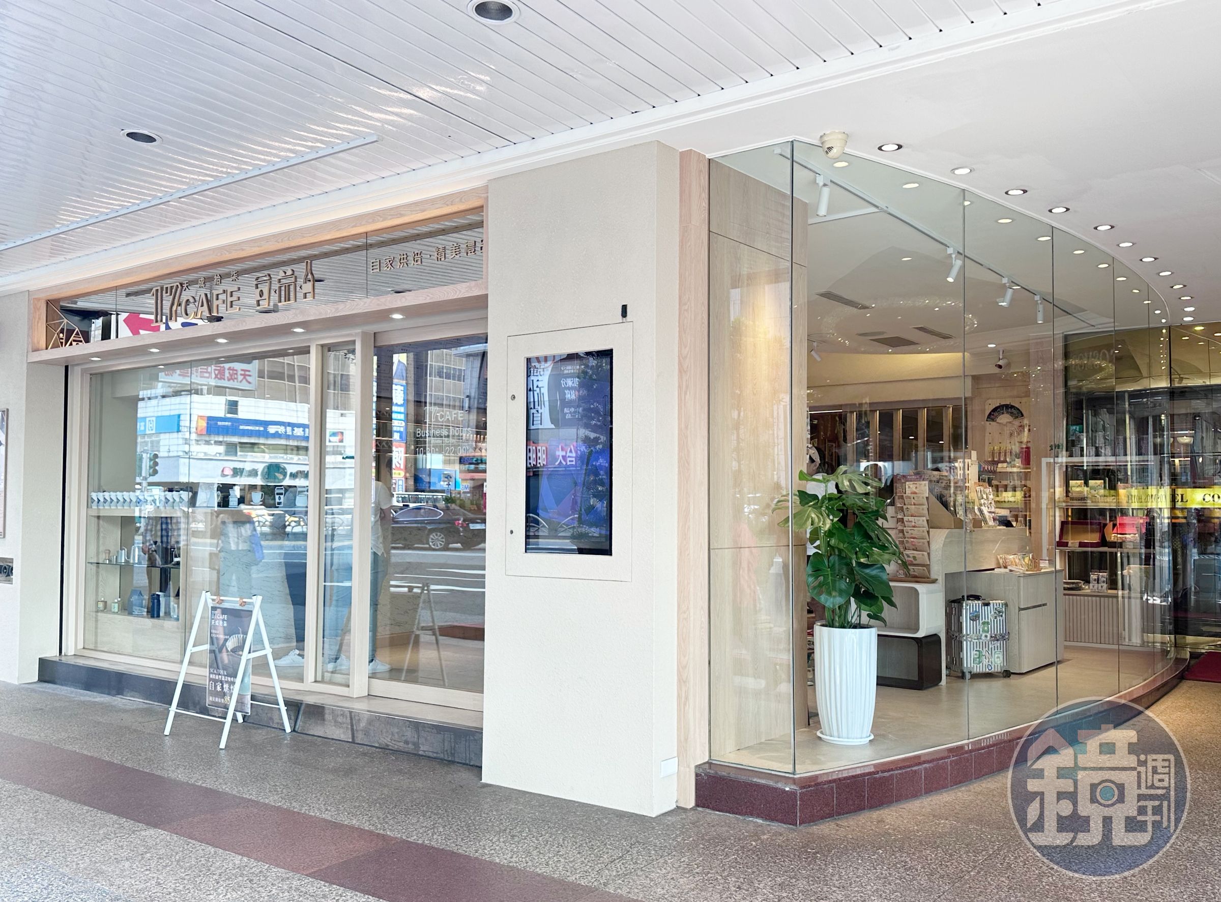 「天成17CAFE外帶店」位在捷運台北車站M3出口旁，為五鐵共構之交通樞紐地帶。