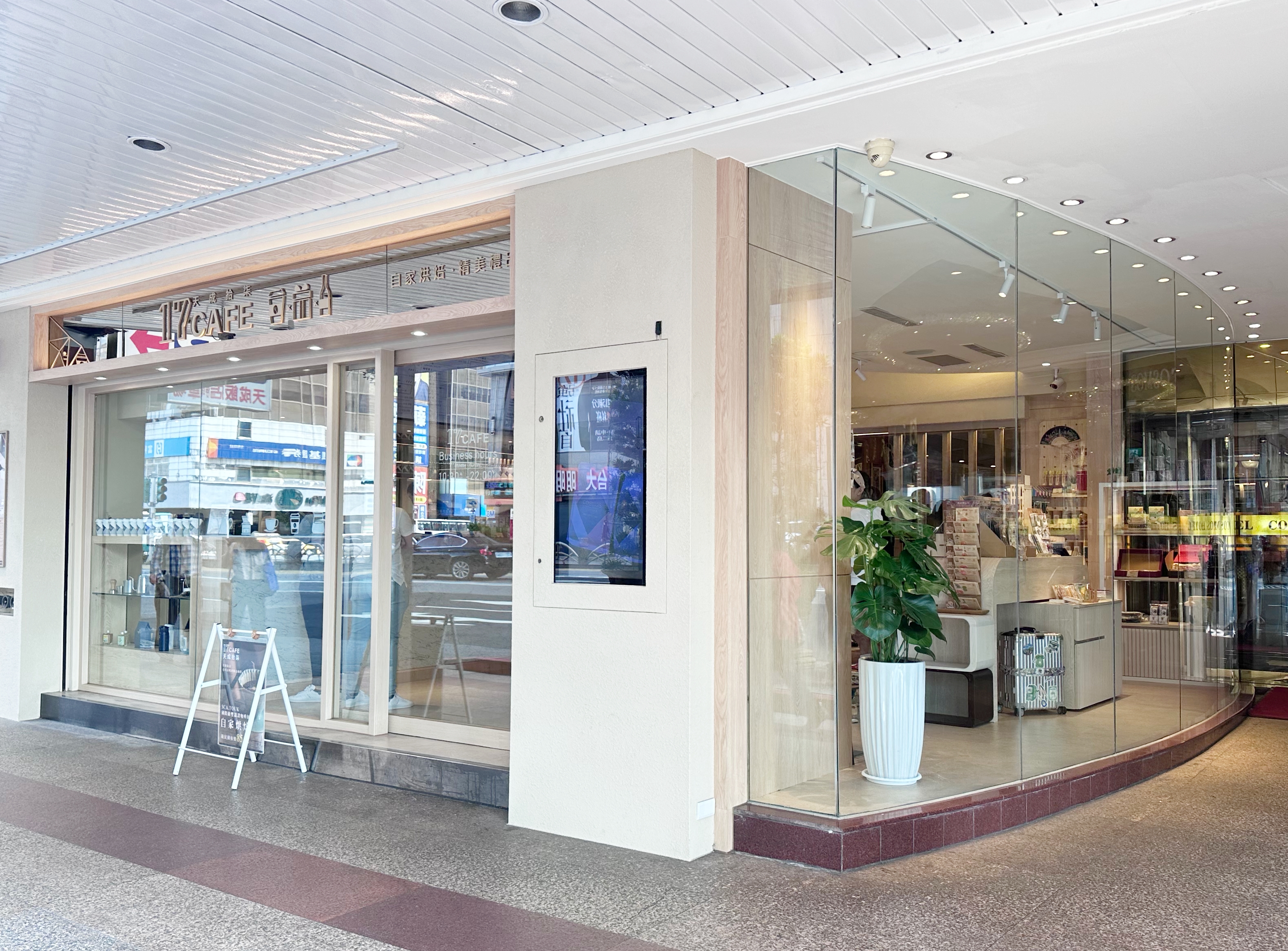 「天成17CAFE外帶店」位在捷運台北車站M3出口旁，為五鐵共構之交通樞紐地帶。