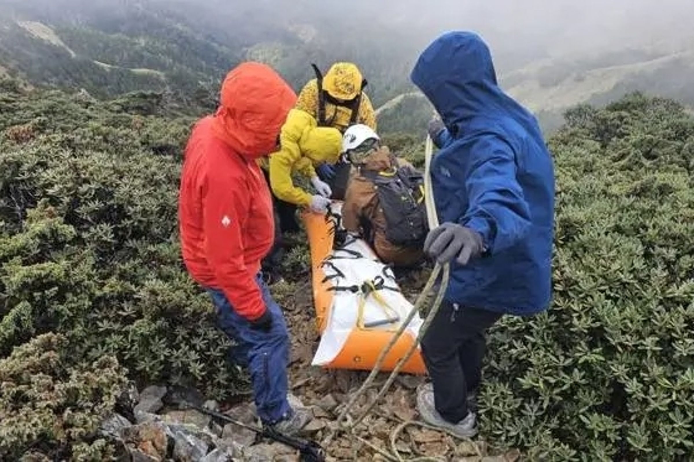 62歲郭姓退休校長被發現倒臥在圓峰山屋附近山路旁邊坡，已明顯死亡。（翻攝畫面）
