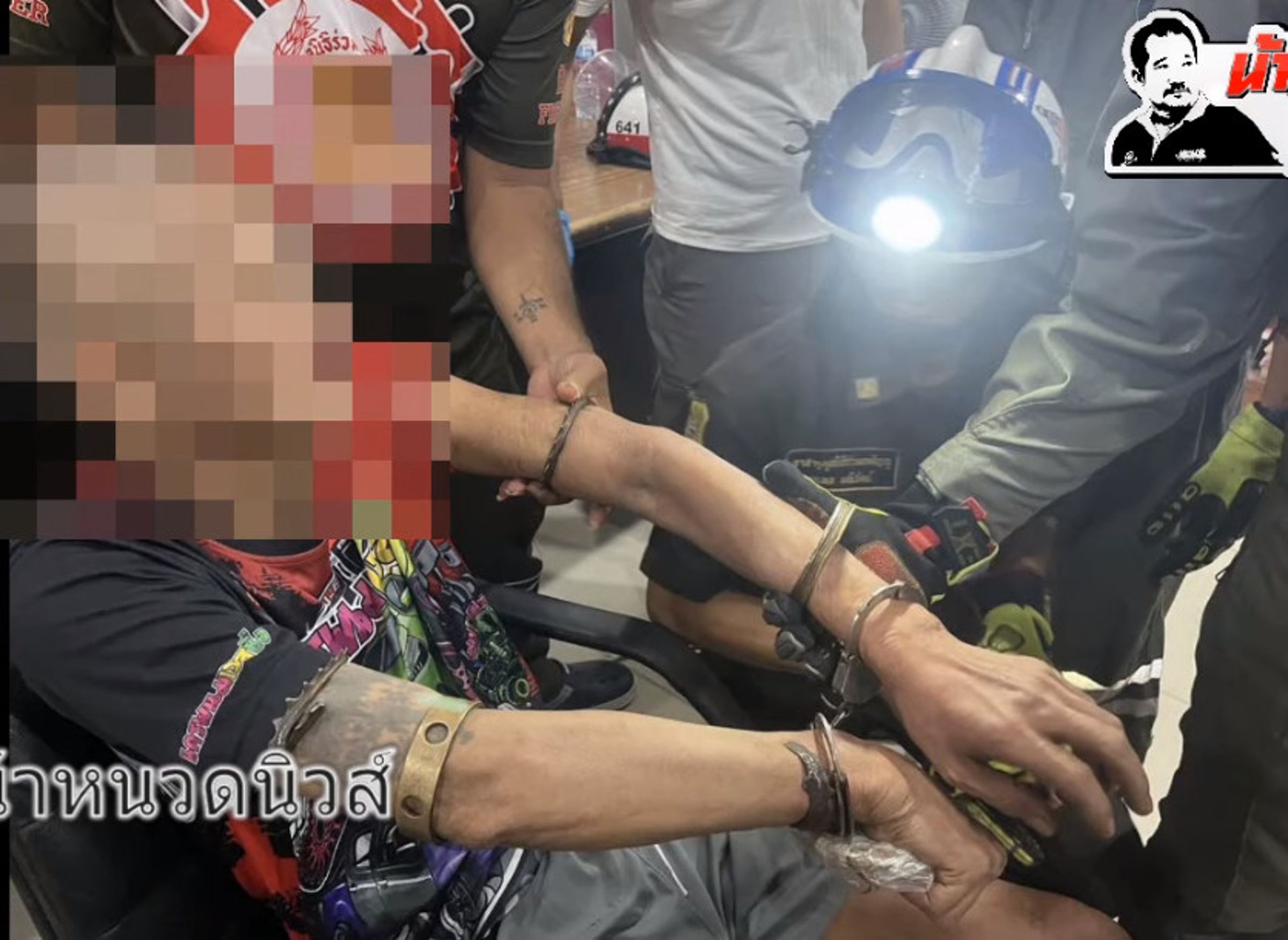 泰國警方逮捕一名性騷女子的僧侶,發現他身上戴滿奇怪的「咒具」。(翻攝YT頻道น้าหนวดนิวส์)