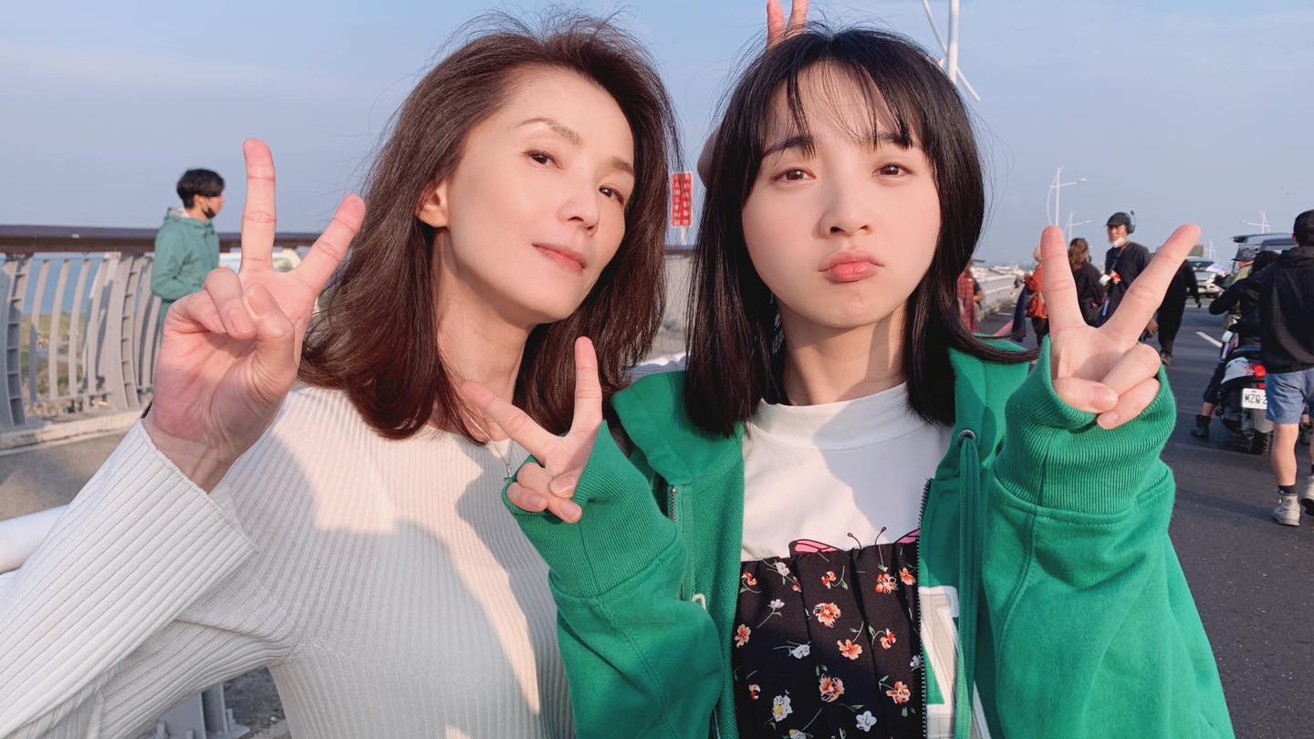 葉全真在臉書曬出她與李沐在拍攝期間唯一一張合照。（抓馬文化提供）