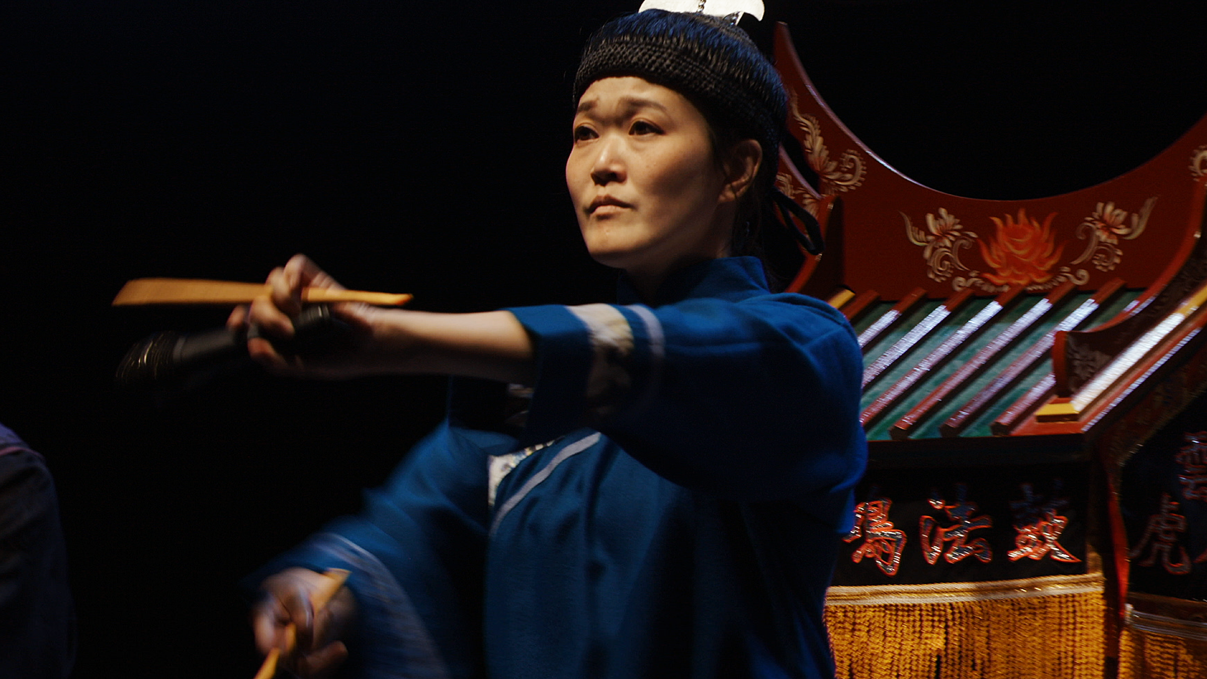 台灣原創音樂劇《勸世三姊妹》融入大量台灣元素,結合道士、孝女白琴和西索米等喪葬習俗,創下票房佳續。(躍演提供,Jeff Yu攝影)