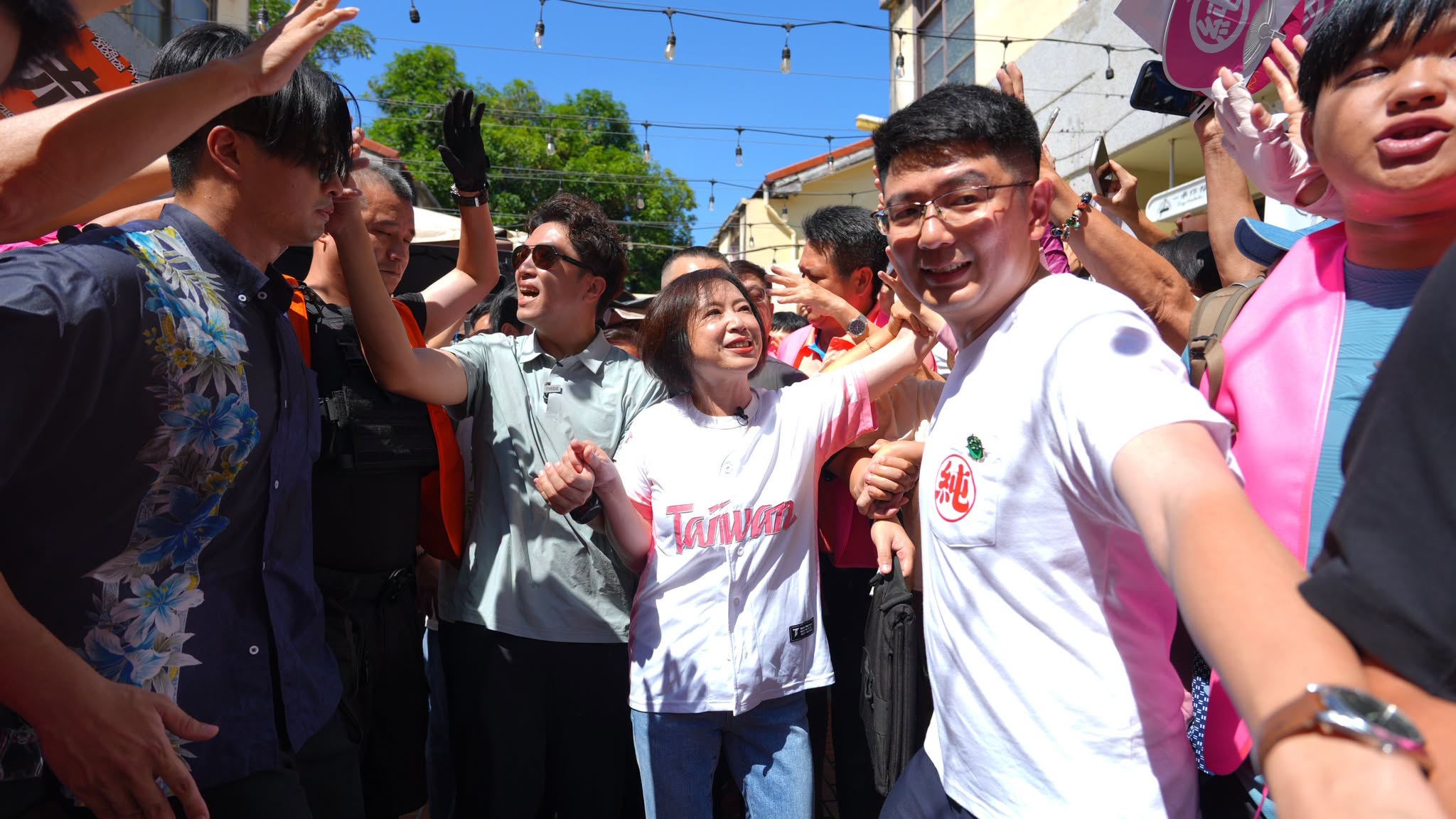 民進黨台北市長參選人沈伯洋27日與黨內台中市長參選人何欣純合體,被支持群眾夾道歡迎。(取自何欣純臉書)