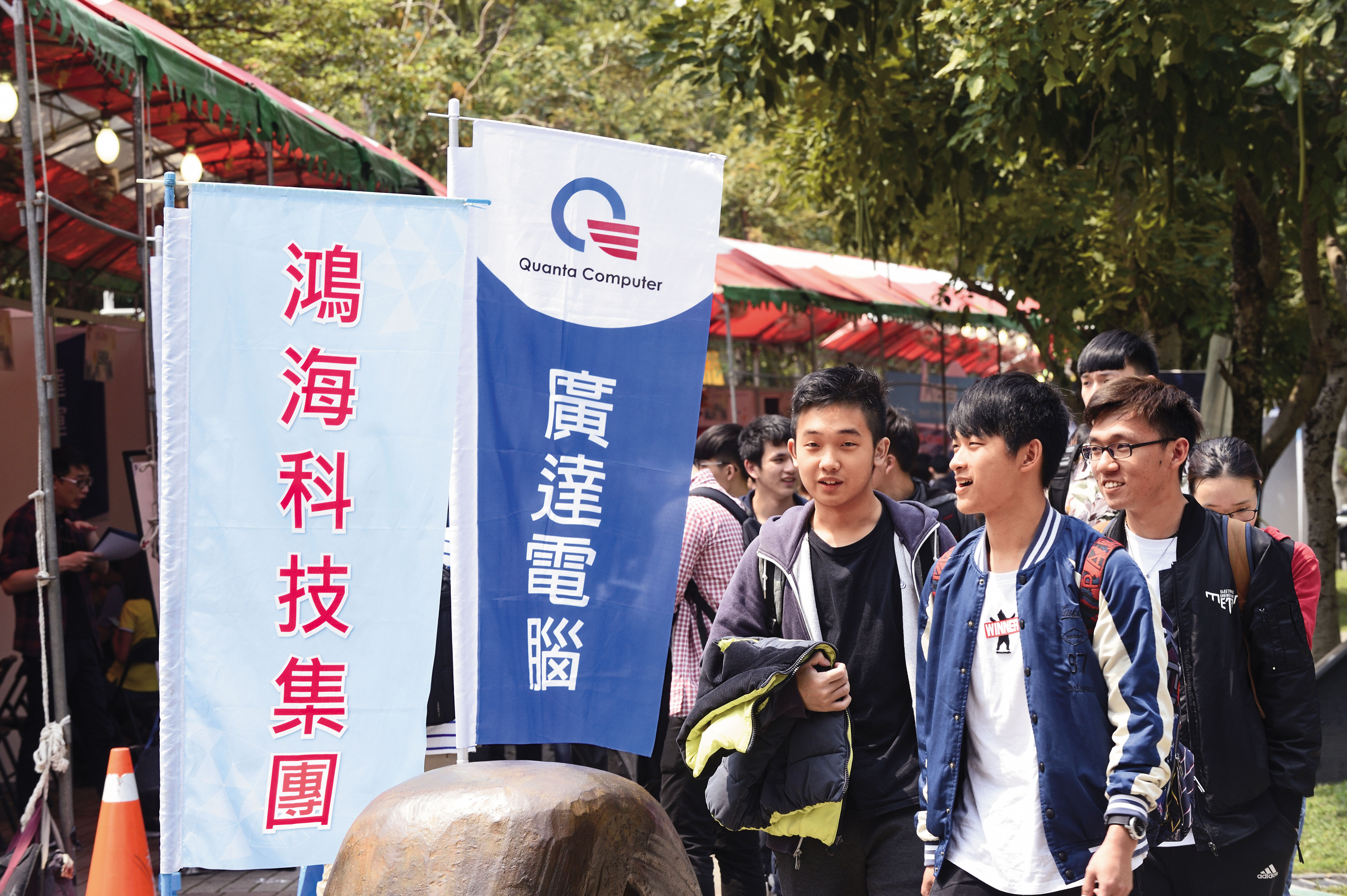 廣達受惠AI大爆發,逐步拉近與鴻海之間的差距。