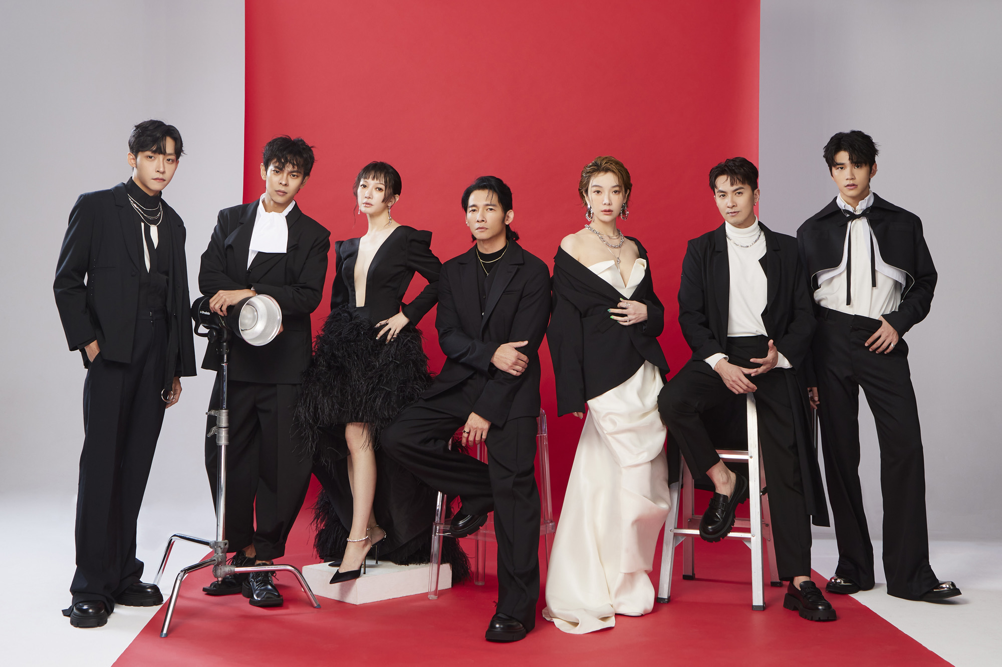 伊林藝人（左起）亮曦、孫綻、李杏、温昇豪、蔡淑臻、張雁名、王品澔進棚拍龍年賀卡照。（伊林娛樂提供）