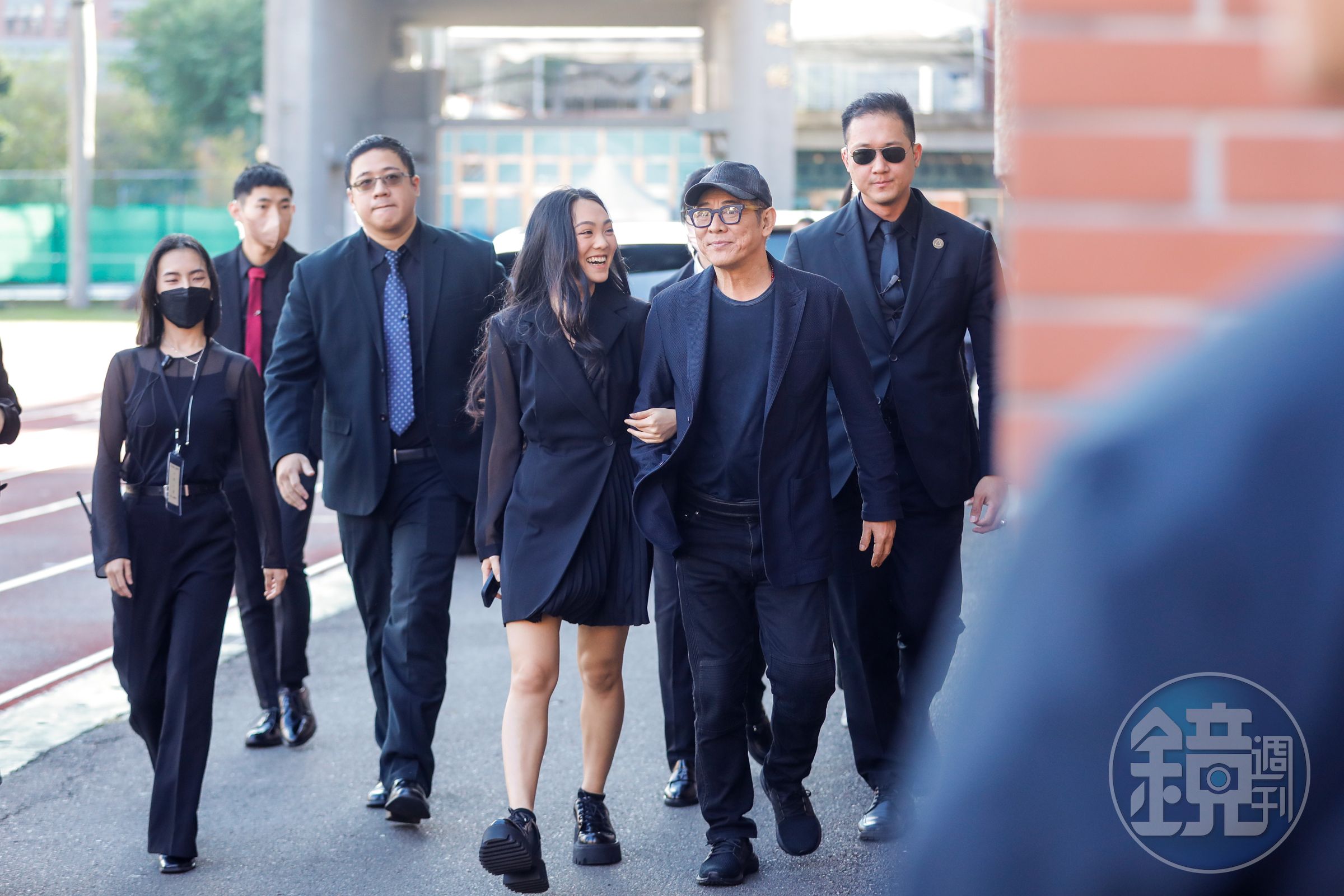 李連杰與女兒Jane一會兒勾手臂,一會兒十指緊扣,父女倆關係親密美好。
