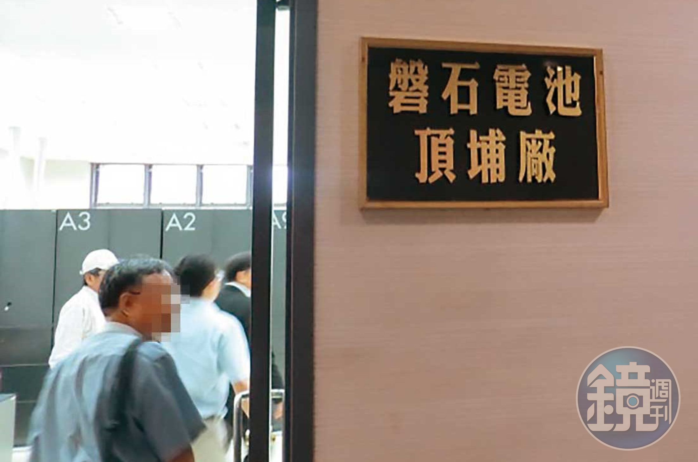 姚立和帶領SVD考察團參觀八達創新公司的產線。（讀者提供）