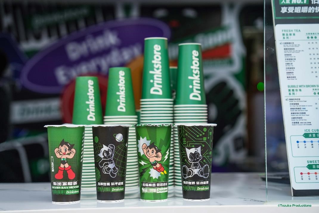 新款飲品上市的活動期間，原子小金剛也將以不同的元氣姿態出現於飲料杯身。（Drinkstore提供）