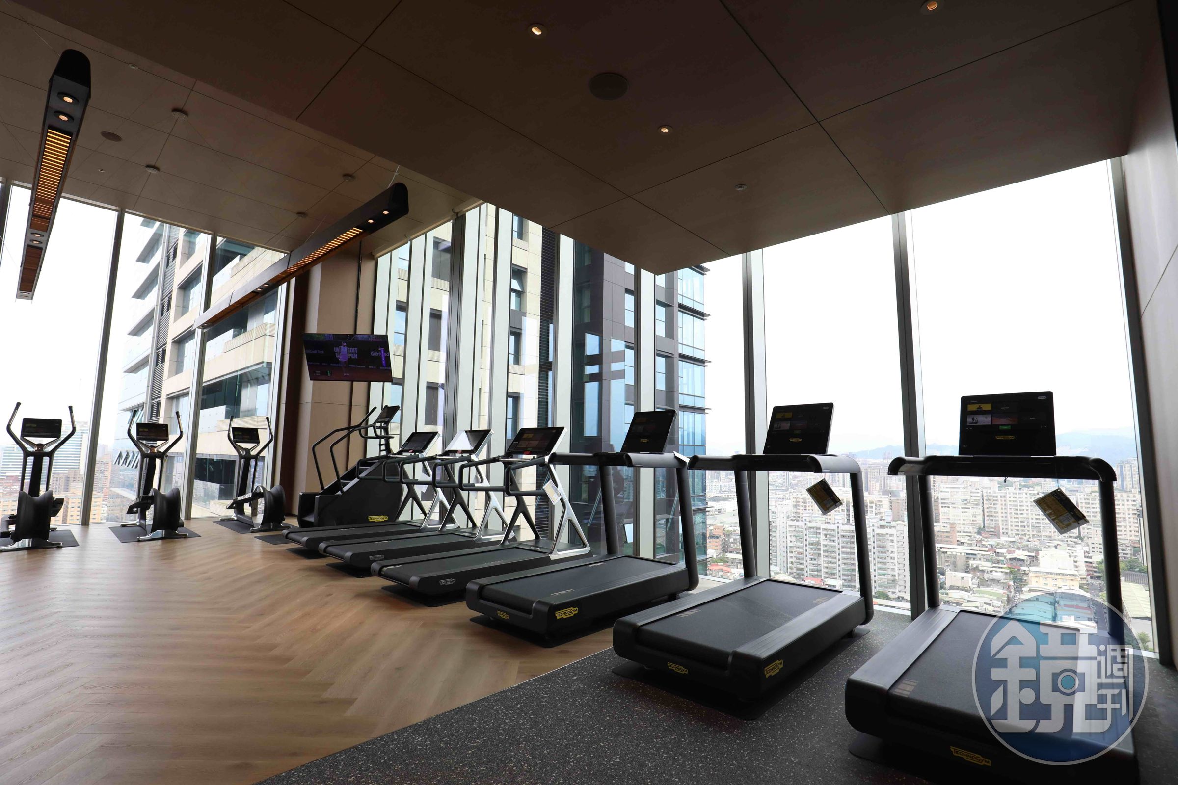 健身房選用義大利頂級健身品牌Technogym,備有跑步機、划船機、爬梯機等多元器材,揮汗時還能欣賞窗外市景。