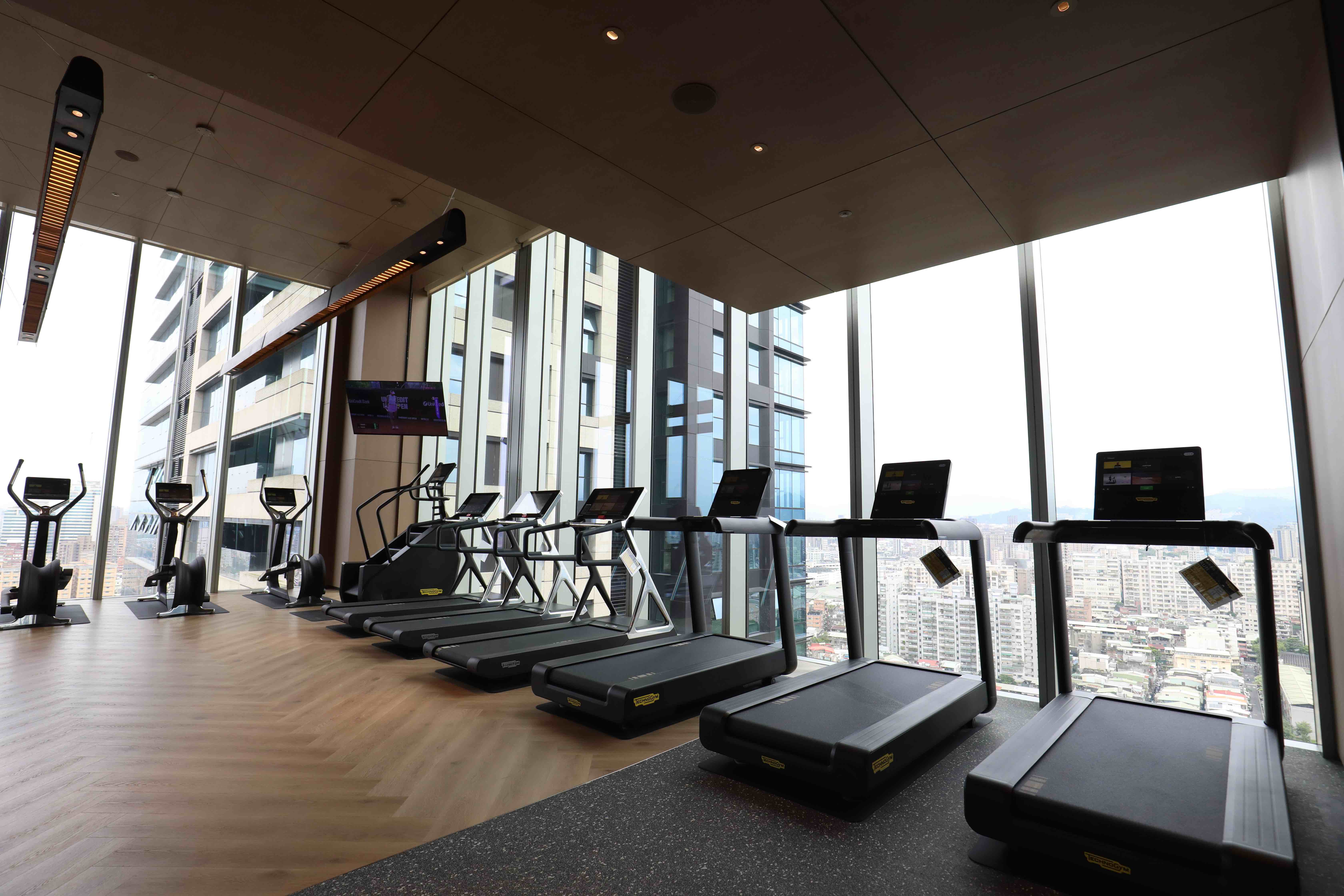 健身房選用義大利頂級健身品牌Technogym,備有跑步機、划船機、爬梯機等多元器材,揮汗時還能欣賞窗外市景。