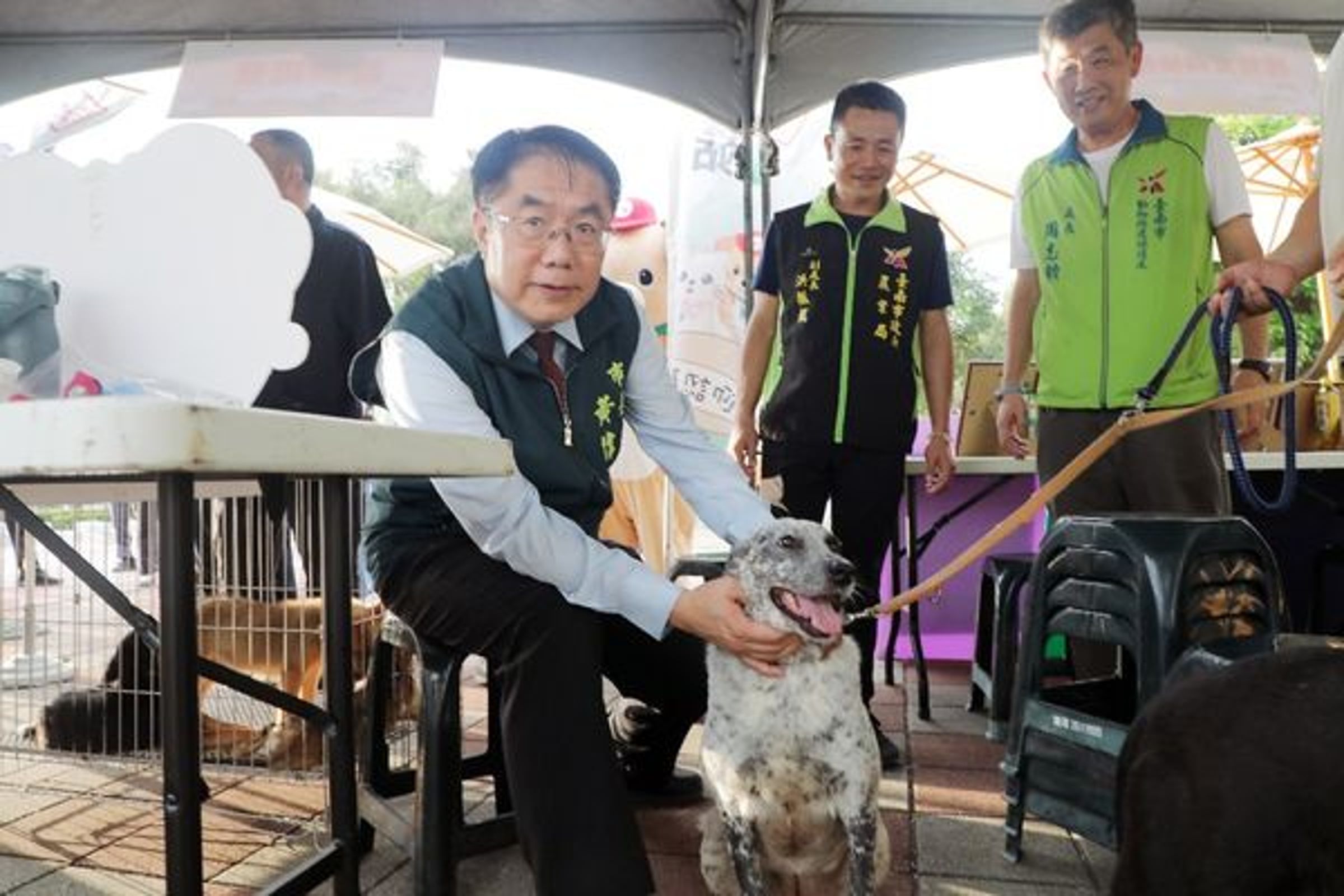 台南市長黃偉哲也帶著自己認養的狗狗「黑妞」前來參加活動。（台南市政府提供）