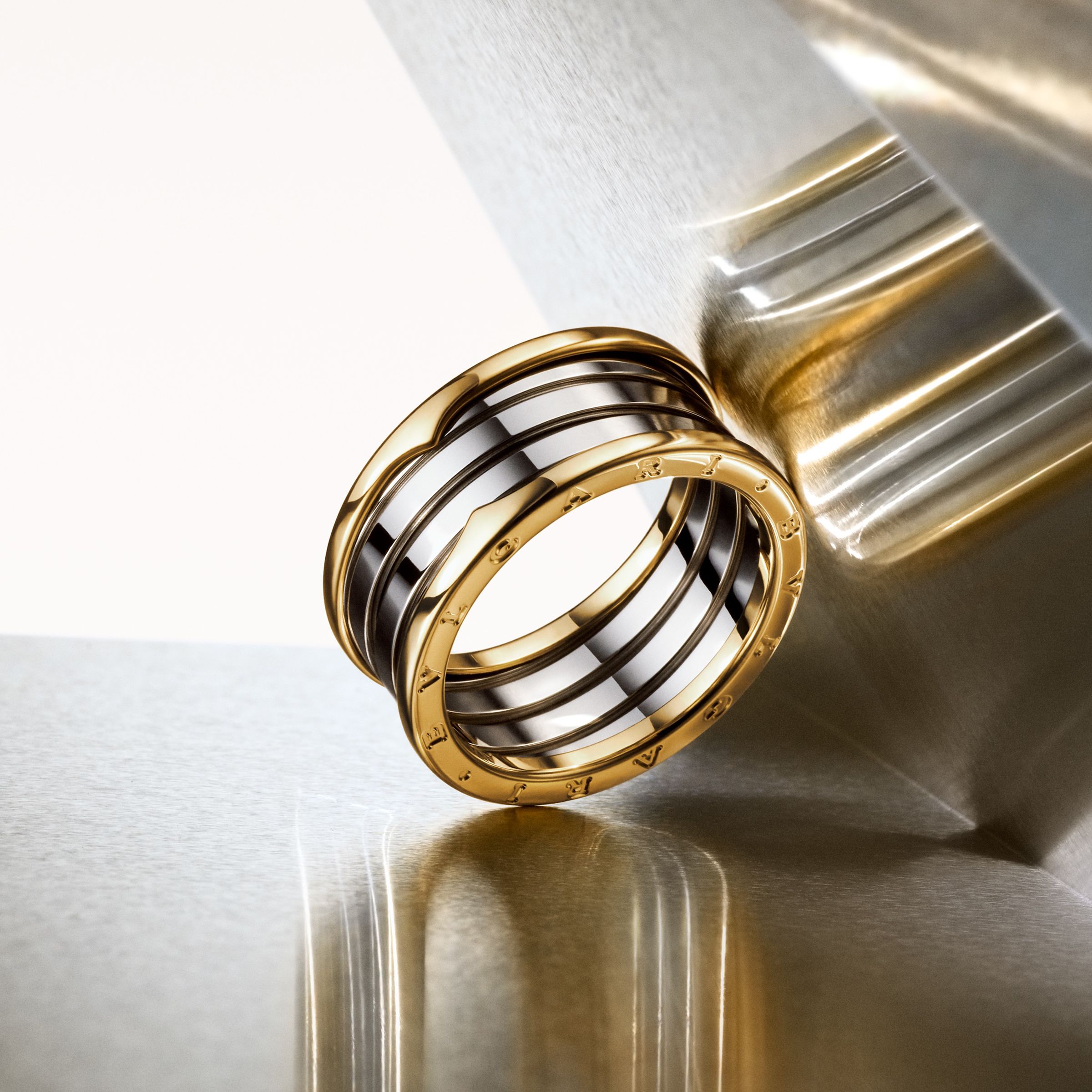 B.zero1系列戒指今年也首度嘗試「Gold & Steel」的半金組合。