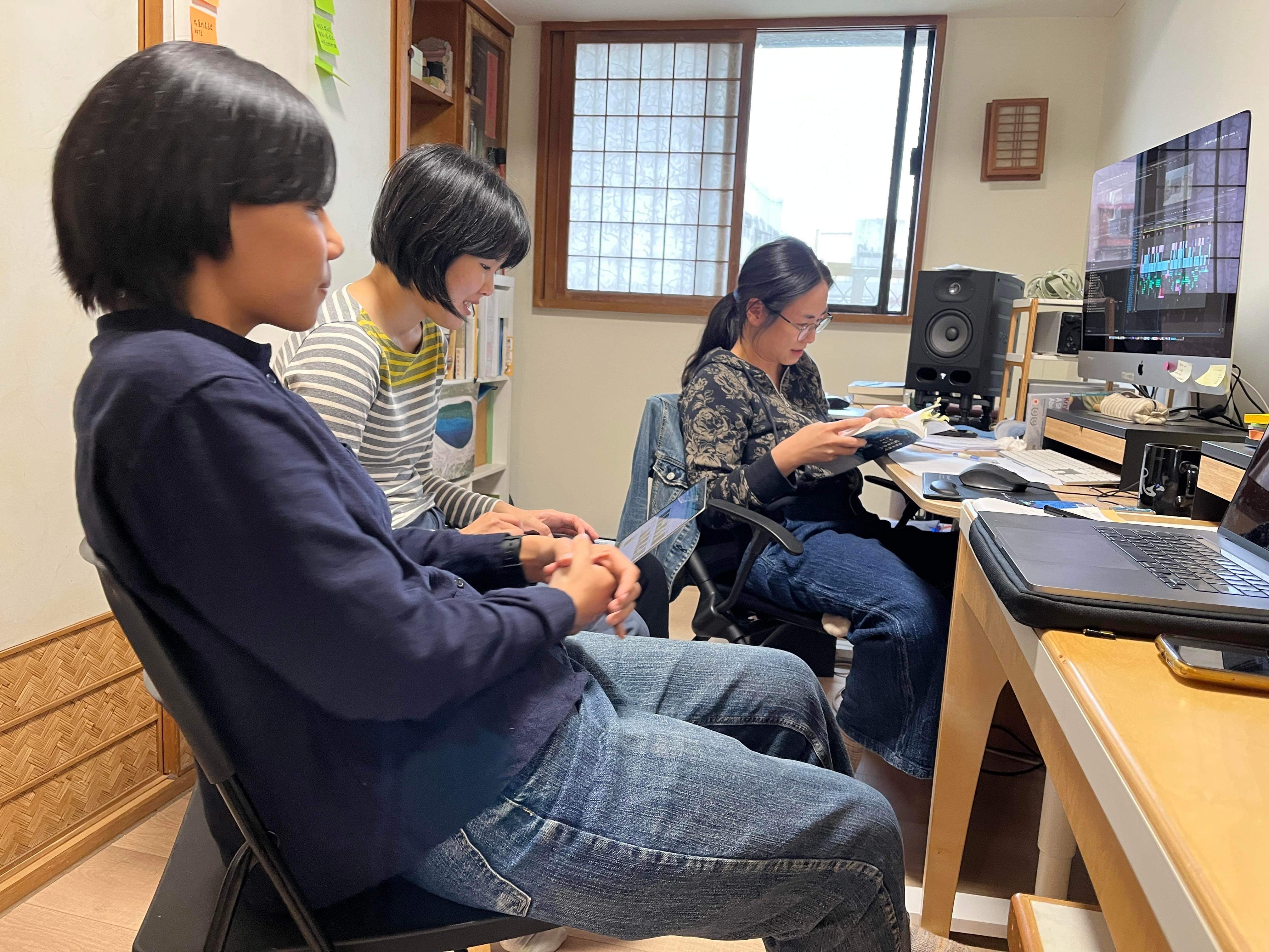 羅苡珊（左起）、陳詠雙與剪輯師林婉玉定期碰面，花半年完成定剪。（羅苡珊提供）