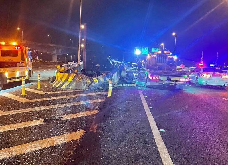 車禍現場一片凌亂,除了聯結車駕駛身亡,撞上板架的小貨車駕駛也受傷送醫。(翻攝畫面)