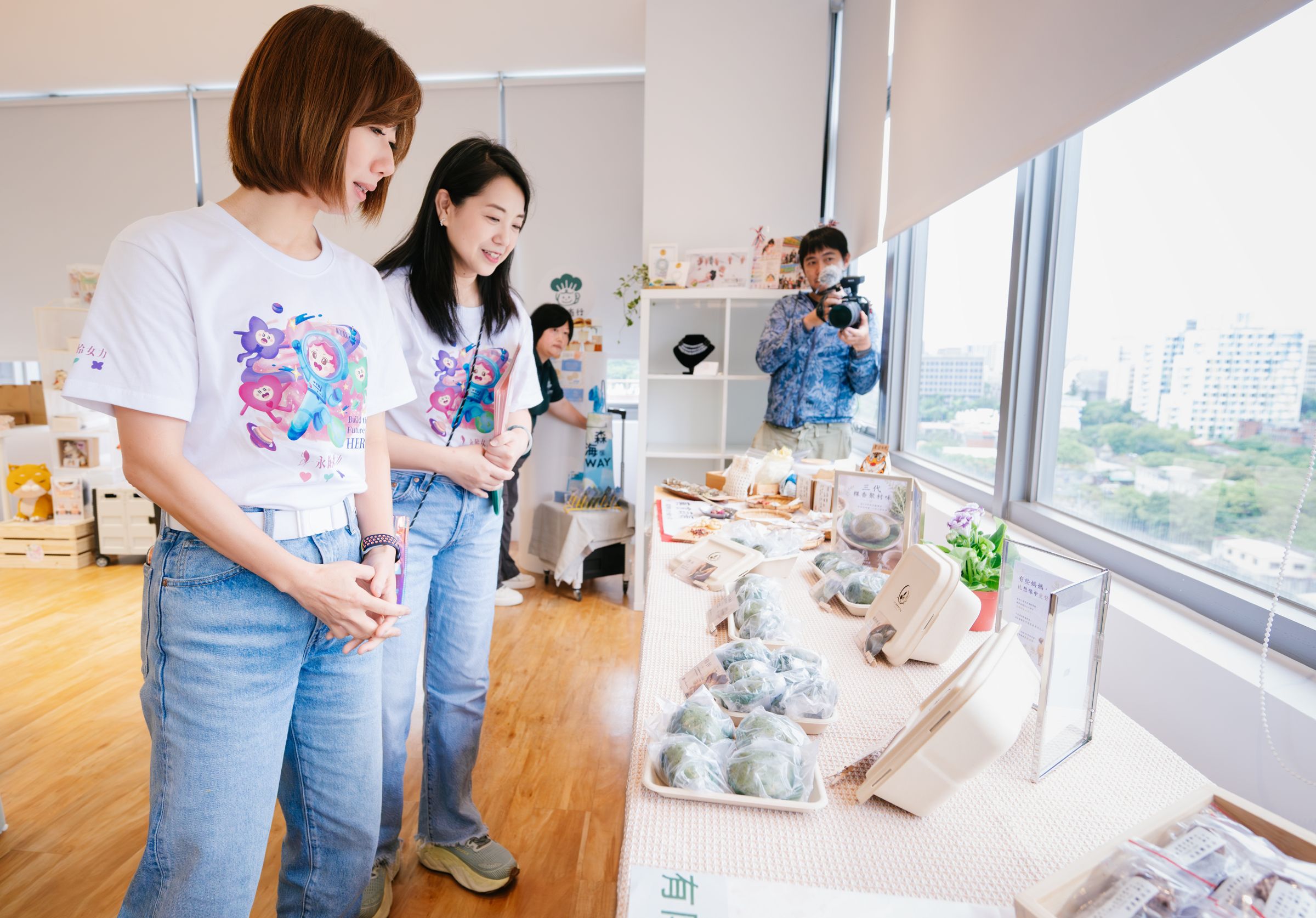 成果展現場規劃限定扭蛋、沉浸式體驗集章及永齡女力小精靈拍照裝置,邀請民眾透過互動認識媽媽們的築夢故事,支持女性多元就業。(永齡基金會提供)