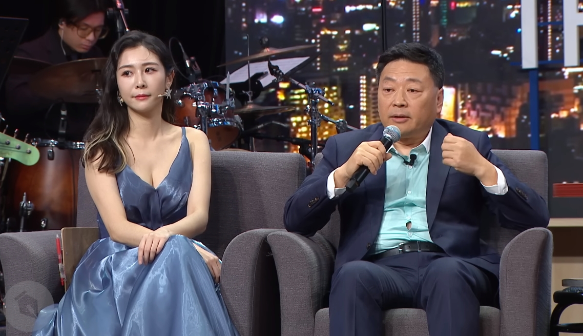 王志安（右）上脫口秀節目《賀瓏夜夜秀》，其中涉嫌歧視的言論引發爭議。左為助理主持Albee。（翻攝自STR Network YouTube頻道）