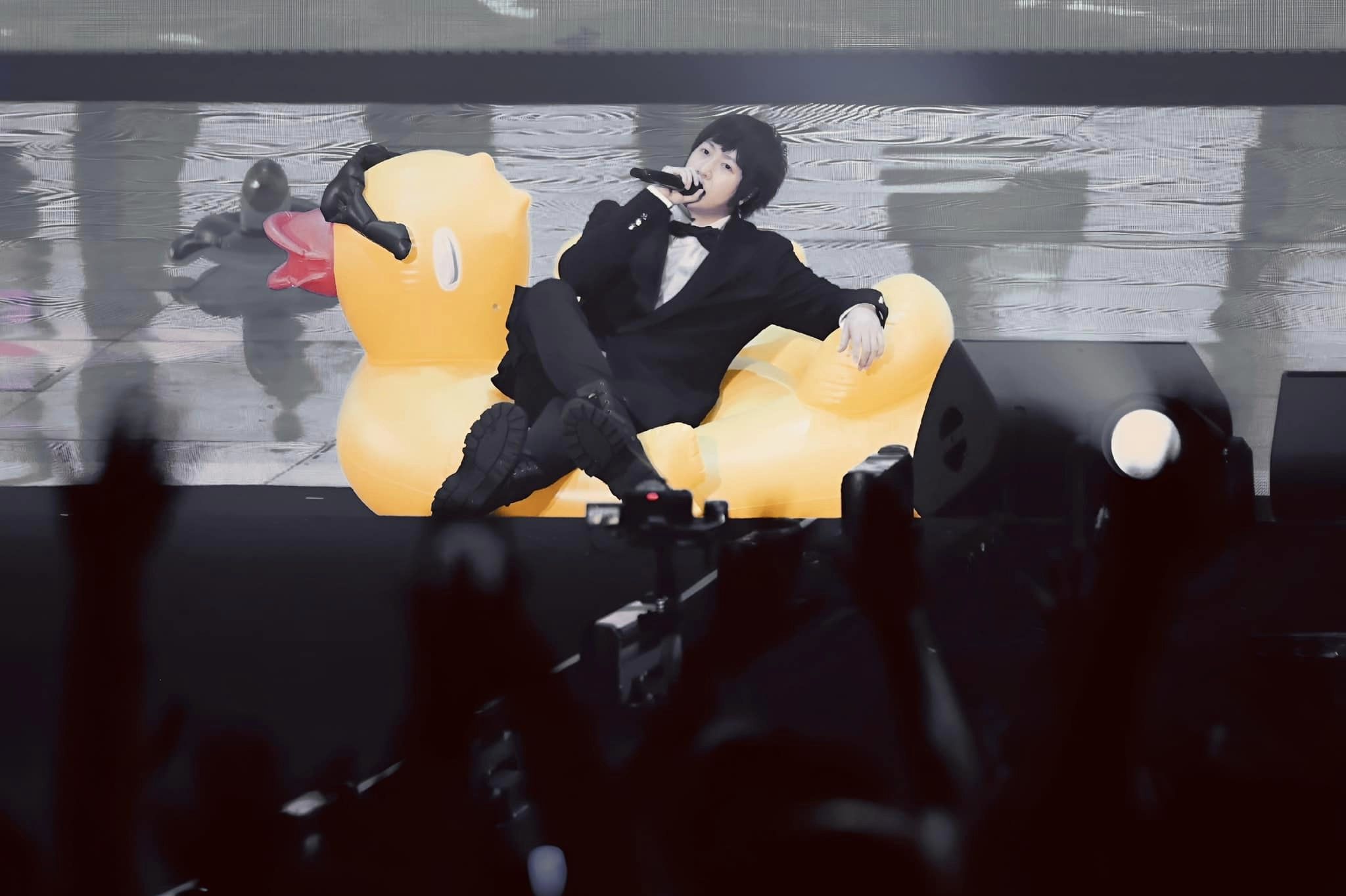 五月天主唱阿信否認假唱指控，強調「除了真唱，否則沒有其他感動你的方式。」（翻攝五月天阿信臉書）