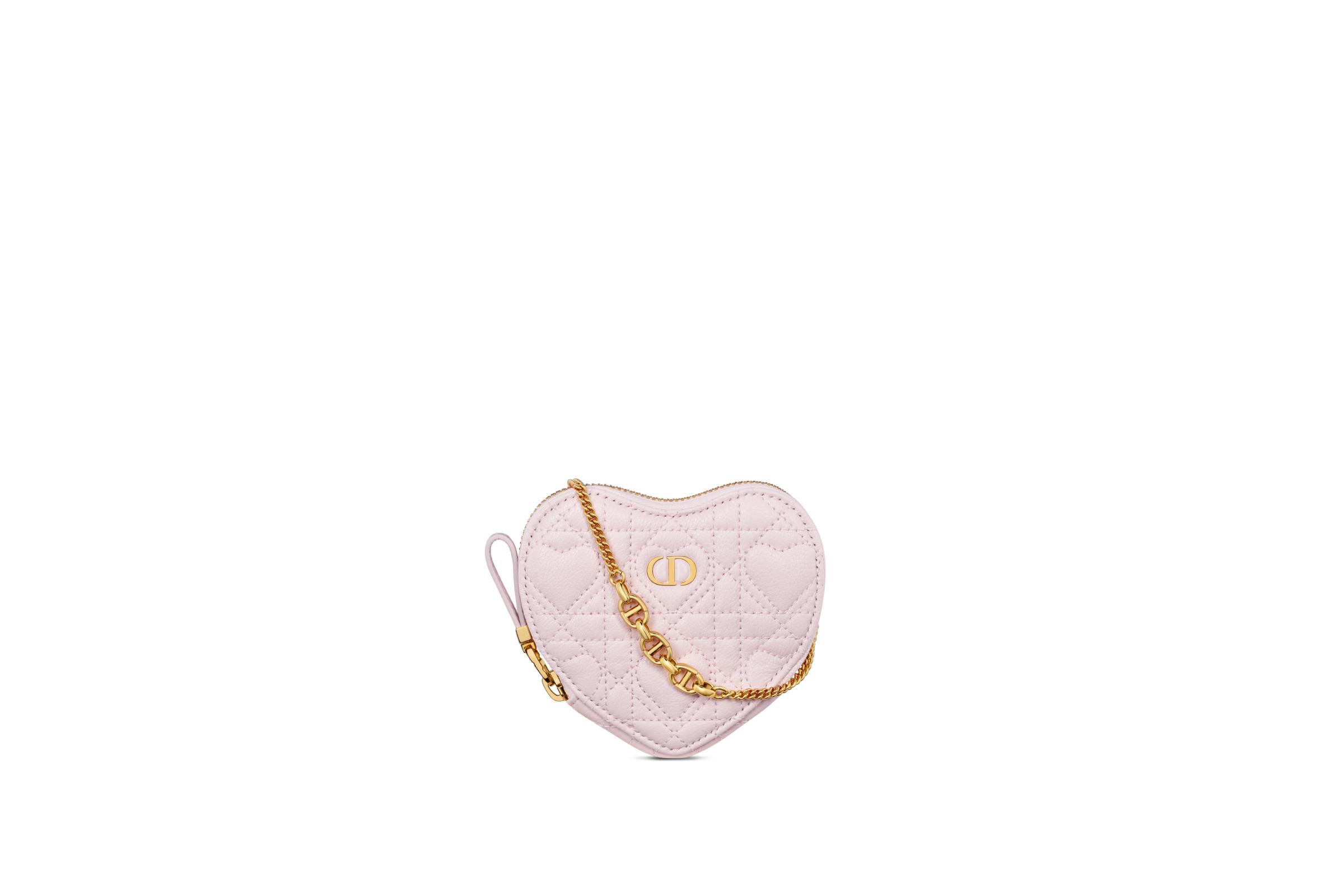 DIOR Caro粉色愛心Cannage籐格紋小牛皮迷你包，NT$39,500。（迪奧提供）