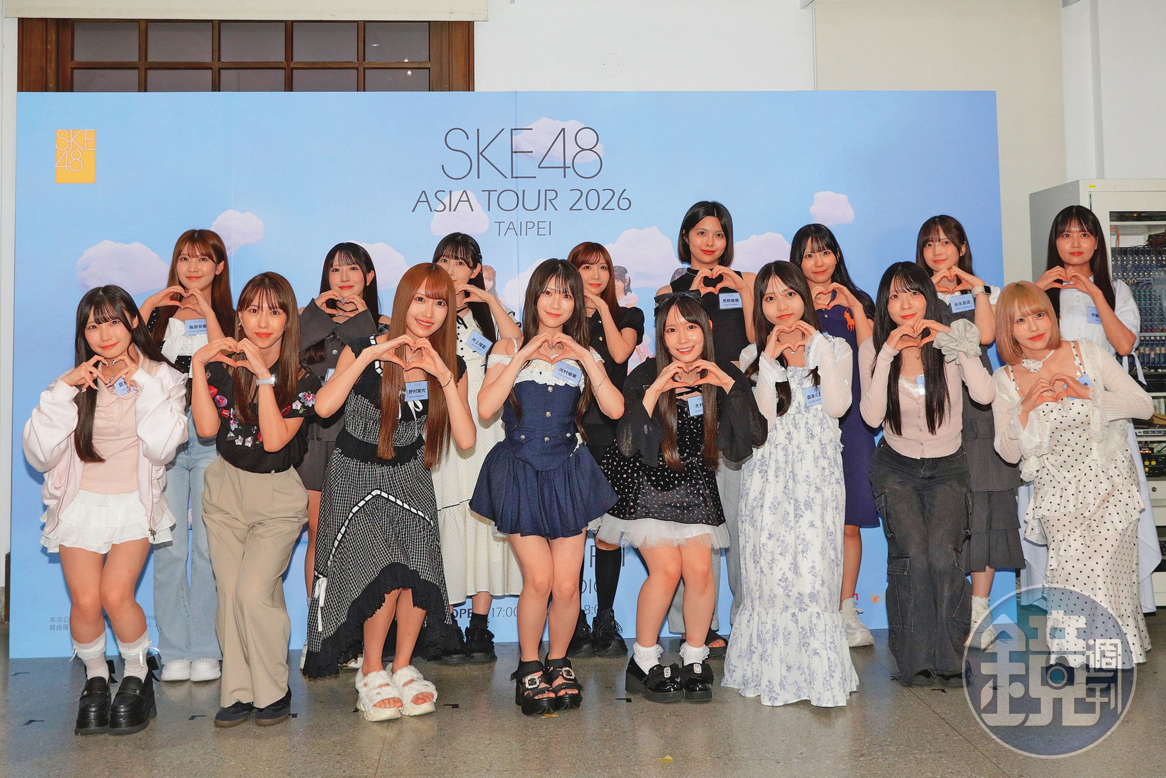SKE48人多勢眾,前排成員來個禮貌蹲,順便也燃燒點熱量。