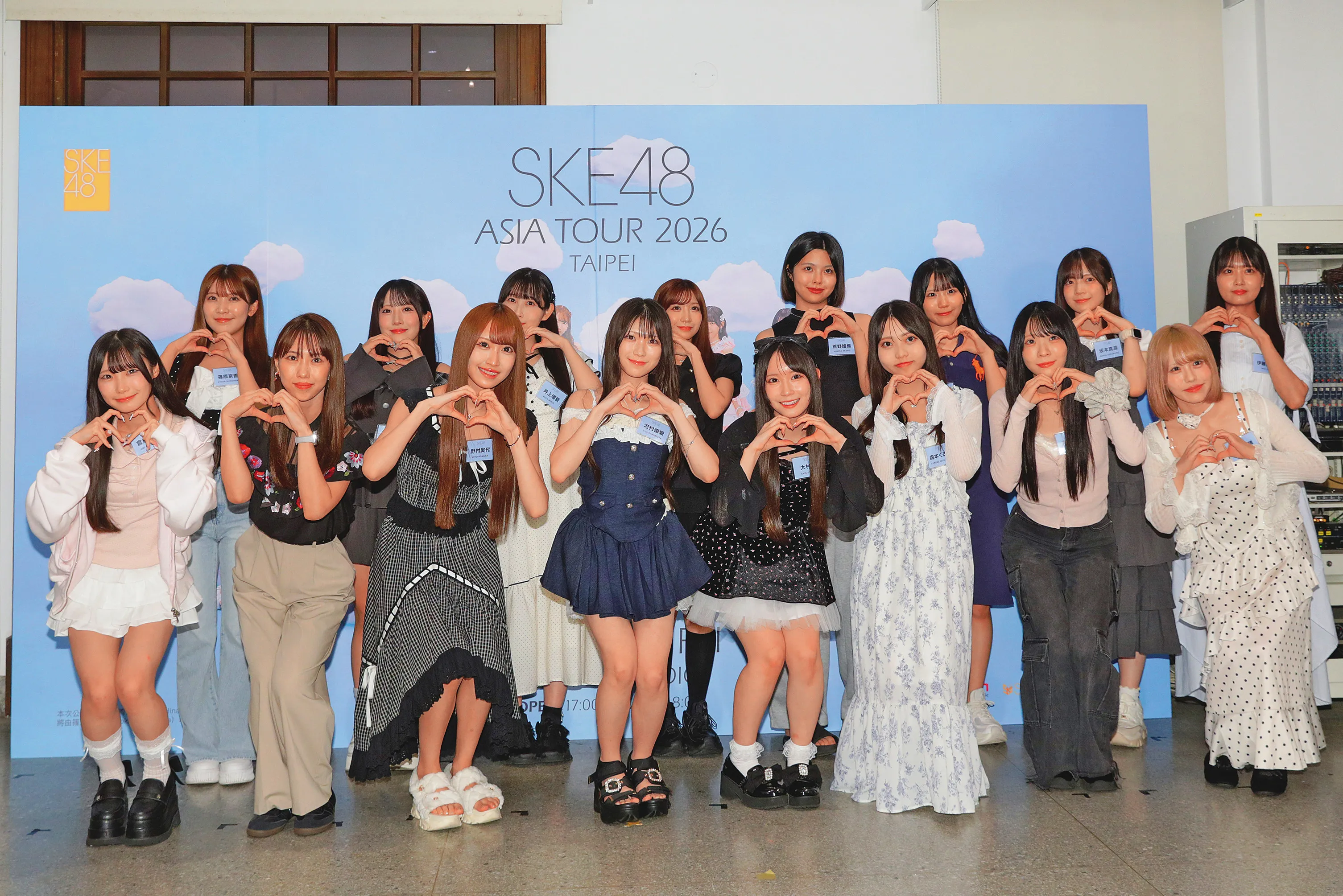 SKE48人多勢眾，前排成員來個禮貌蹲，順便也燃燒點熱量。