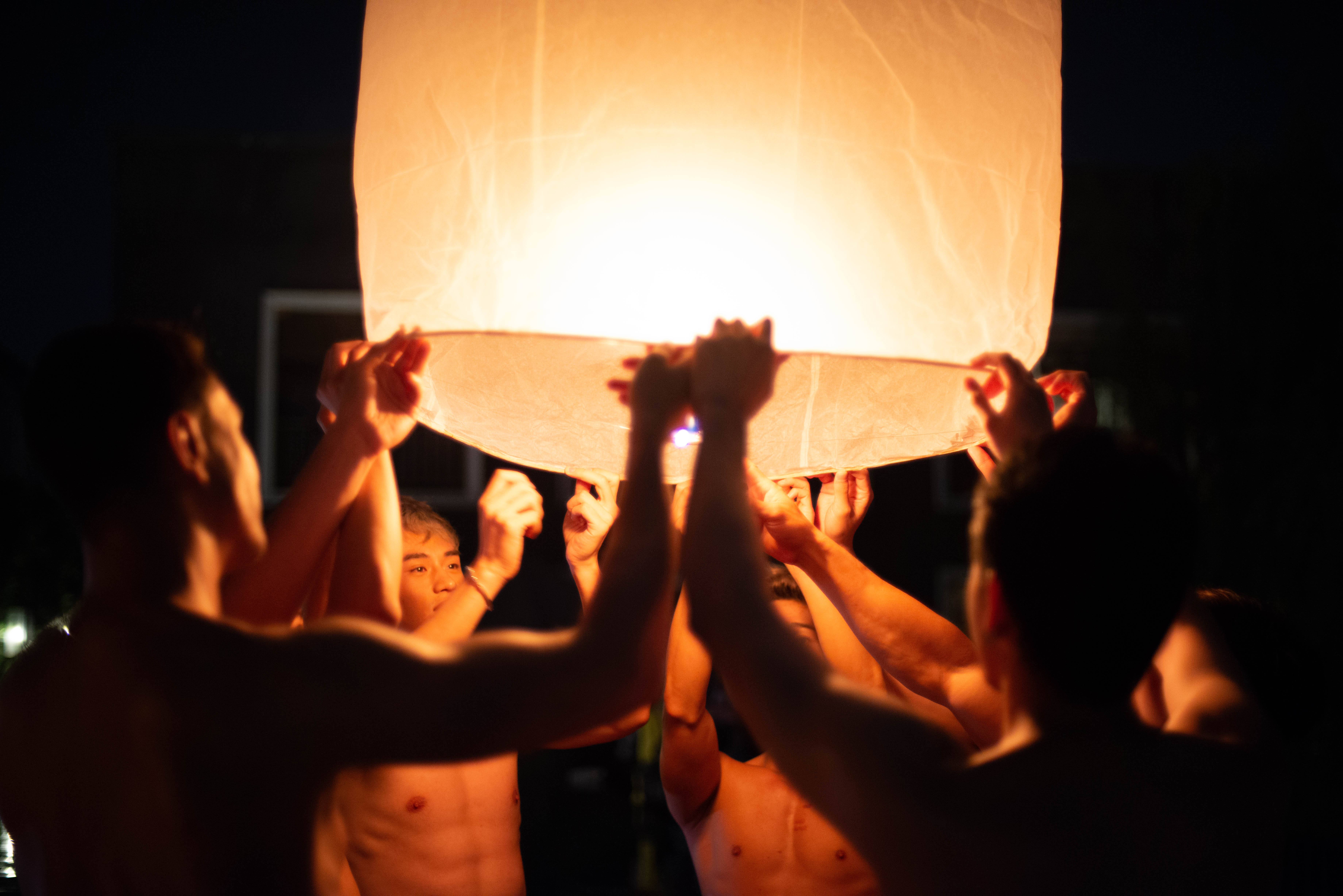 拍攝7裸男放天燈的戲時被飯店旅客檢舉，警方來盤查，一群人狼狽逃走。（攝露士提供）