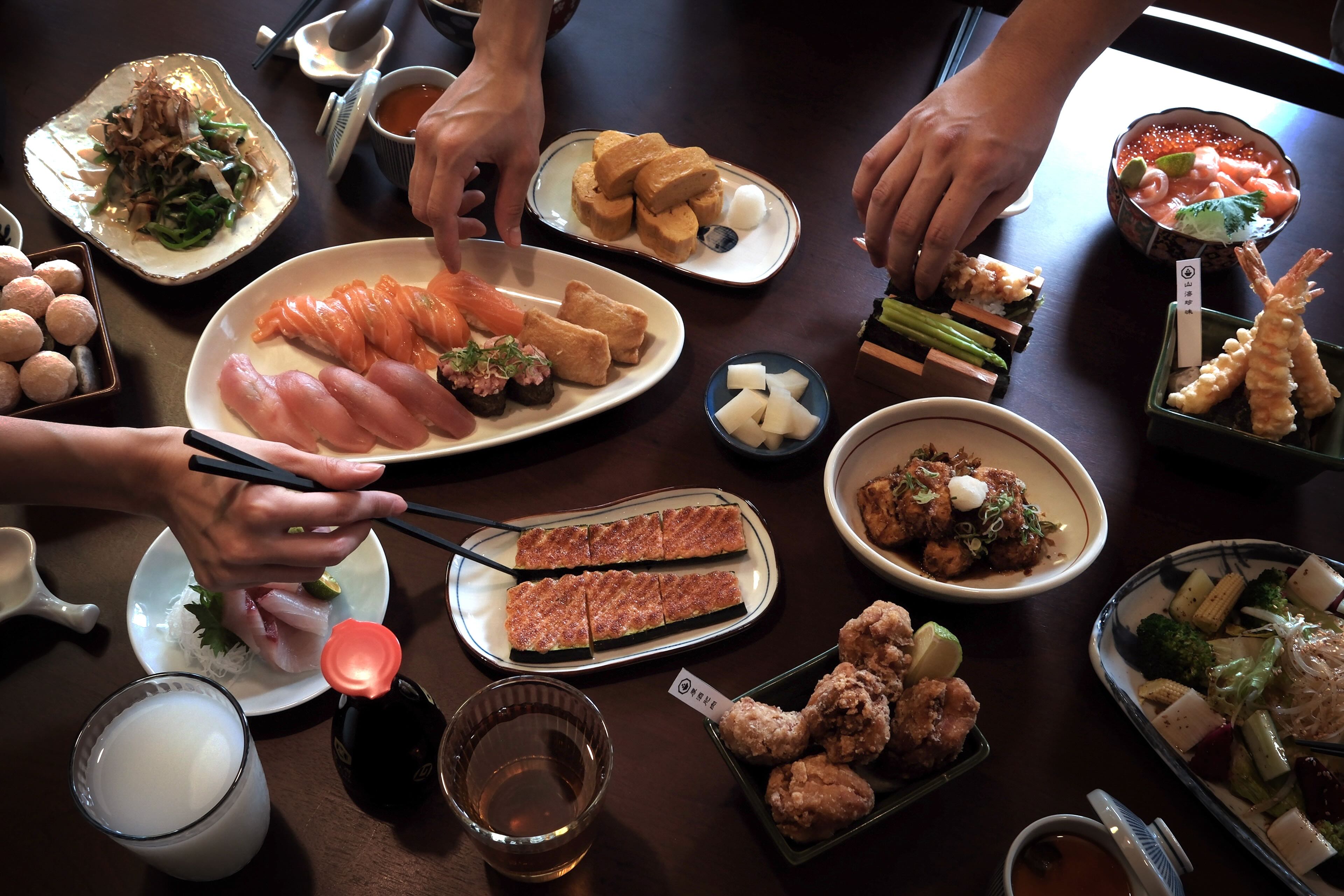 花蓮「米崙丼飯屋」於週末三天推出現點現做吃到飽，精選日式料理無限供應，每人849元起。（雲品國際提供）