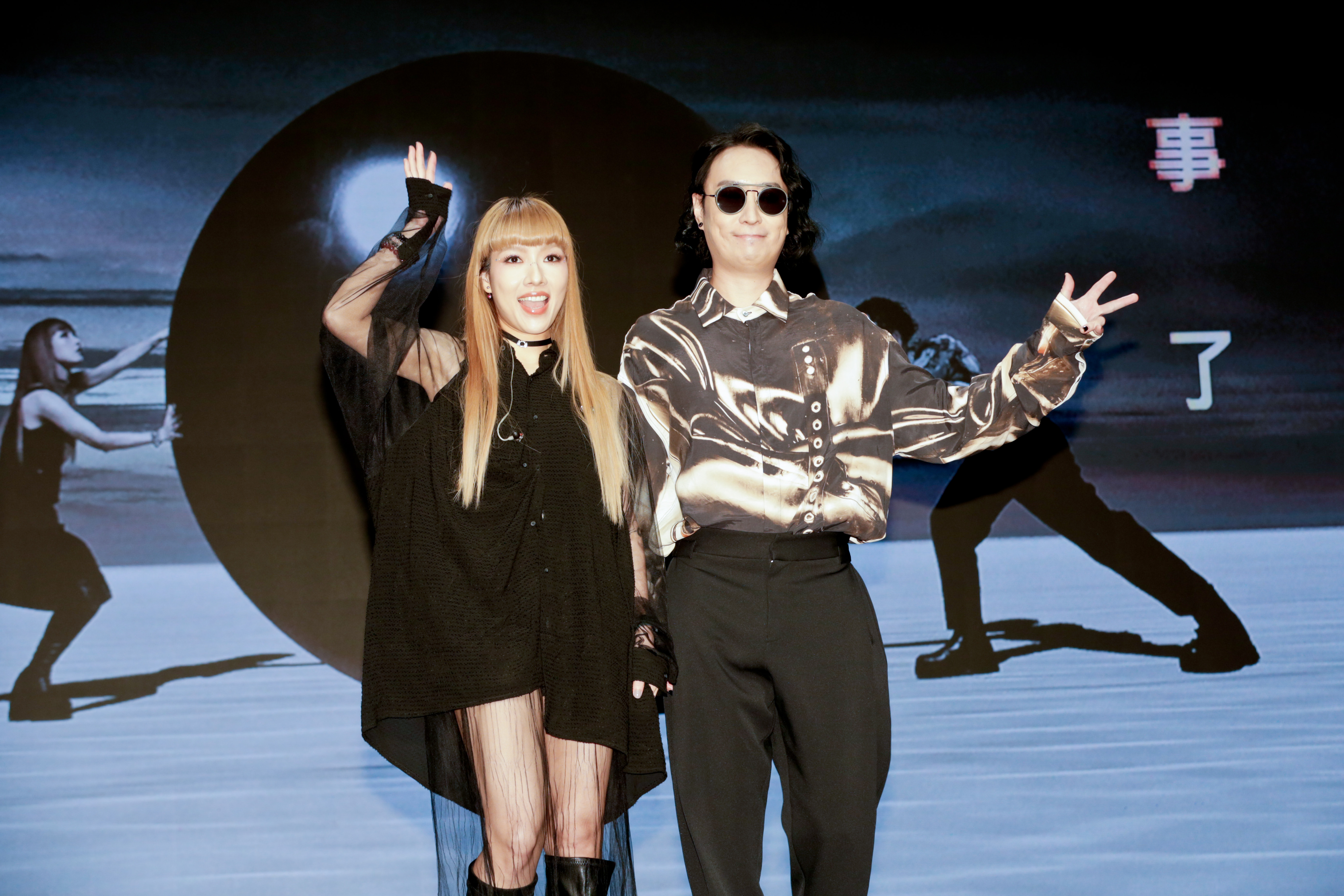 原子邦妮由主唱查查跟合成器手羽承組成，宣布雙喜臨門。