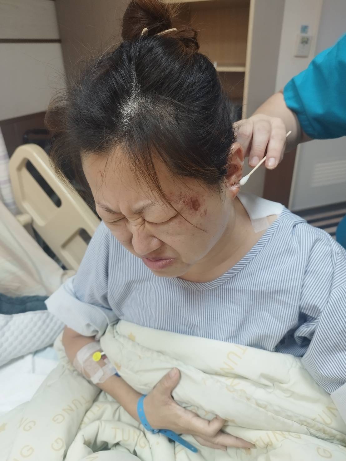 擔任行政人員的廖彩綺希望能協助公司重建，對她來說，同事間像家人般的感情是無法割捨的。（讀者提供）
