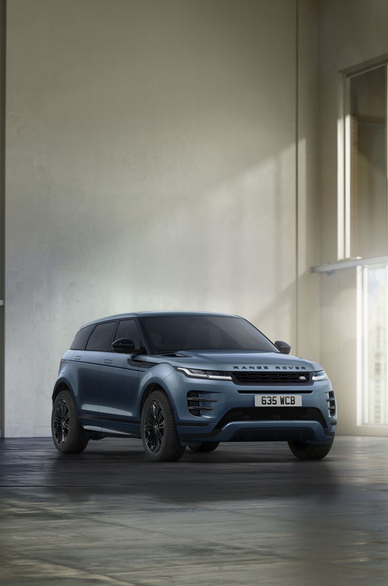 新年式 Range Rover Evoque 提供 P250 S 與 P250 Dynamic SE 雙車型不同的外型風格，P250 S 承襲 Range Rover 經典外型設計，由三道線條由前置後勾勒不可錯認的車身造型；P250 Dynamic SE 搭載運動化的外觀設計，延續一脈的車前意象。