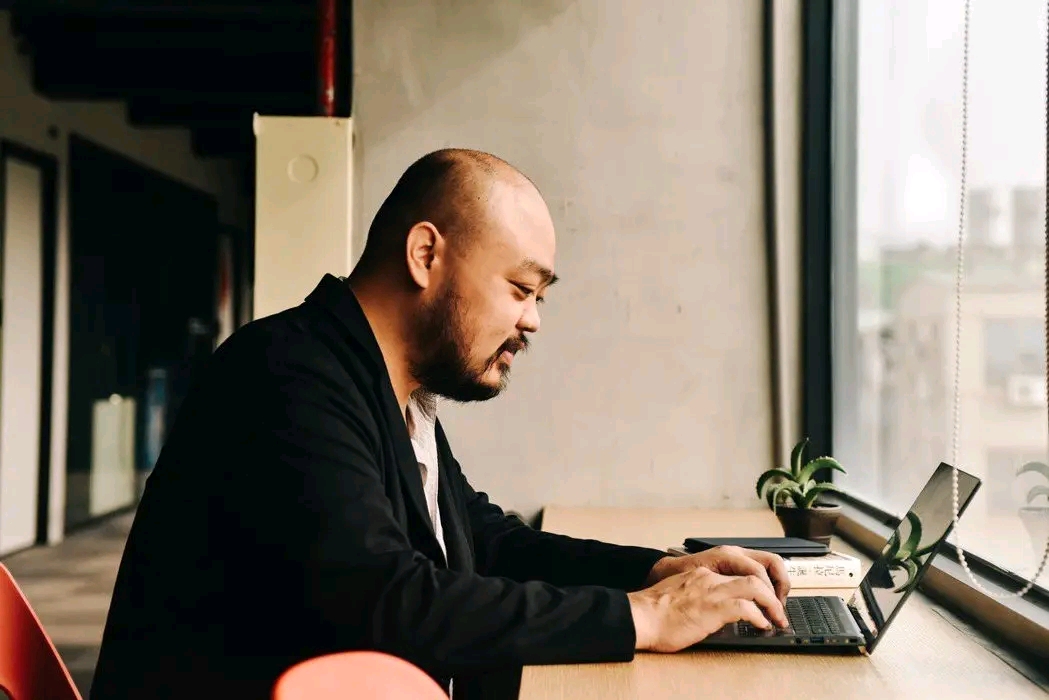 蔡坤霖被爆對女學員權勢性騷擾，他昨晚深夜發長文否認指控。（翻攝自蔡坤霖臉書）